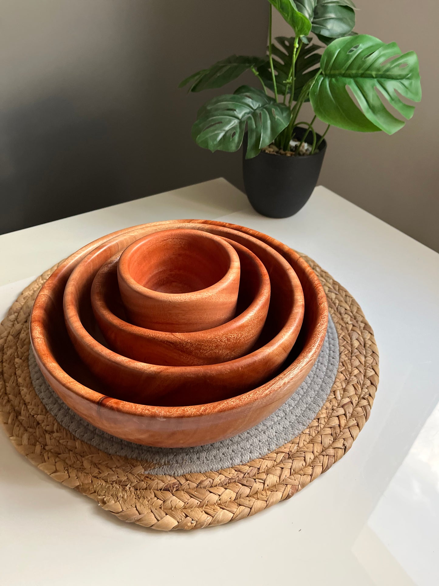Set of 4 wooden plates (light)/per plate