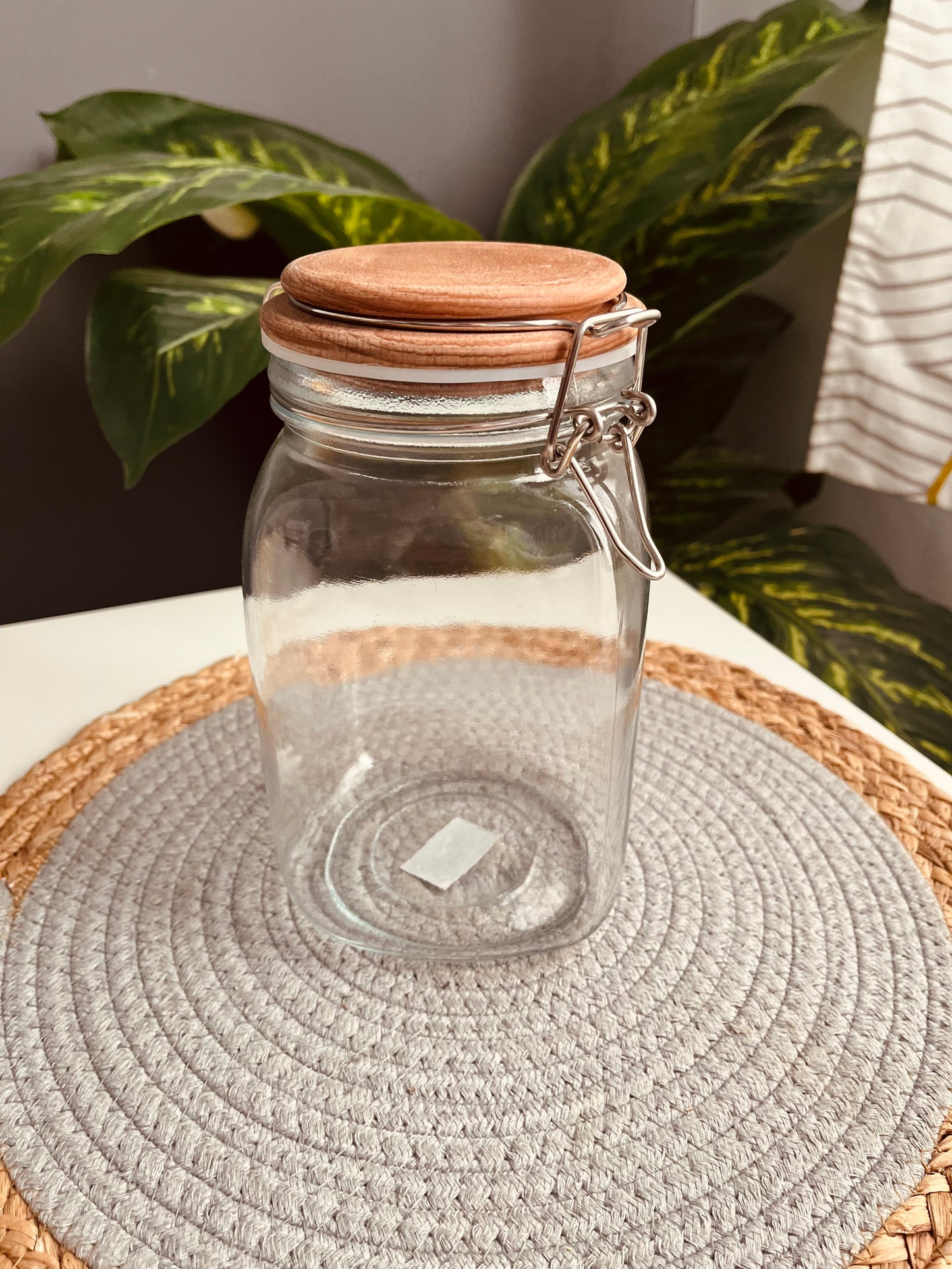Glass jar with wooden cover 1500ml (Code13) (كلبس غطاء خشب)