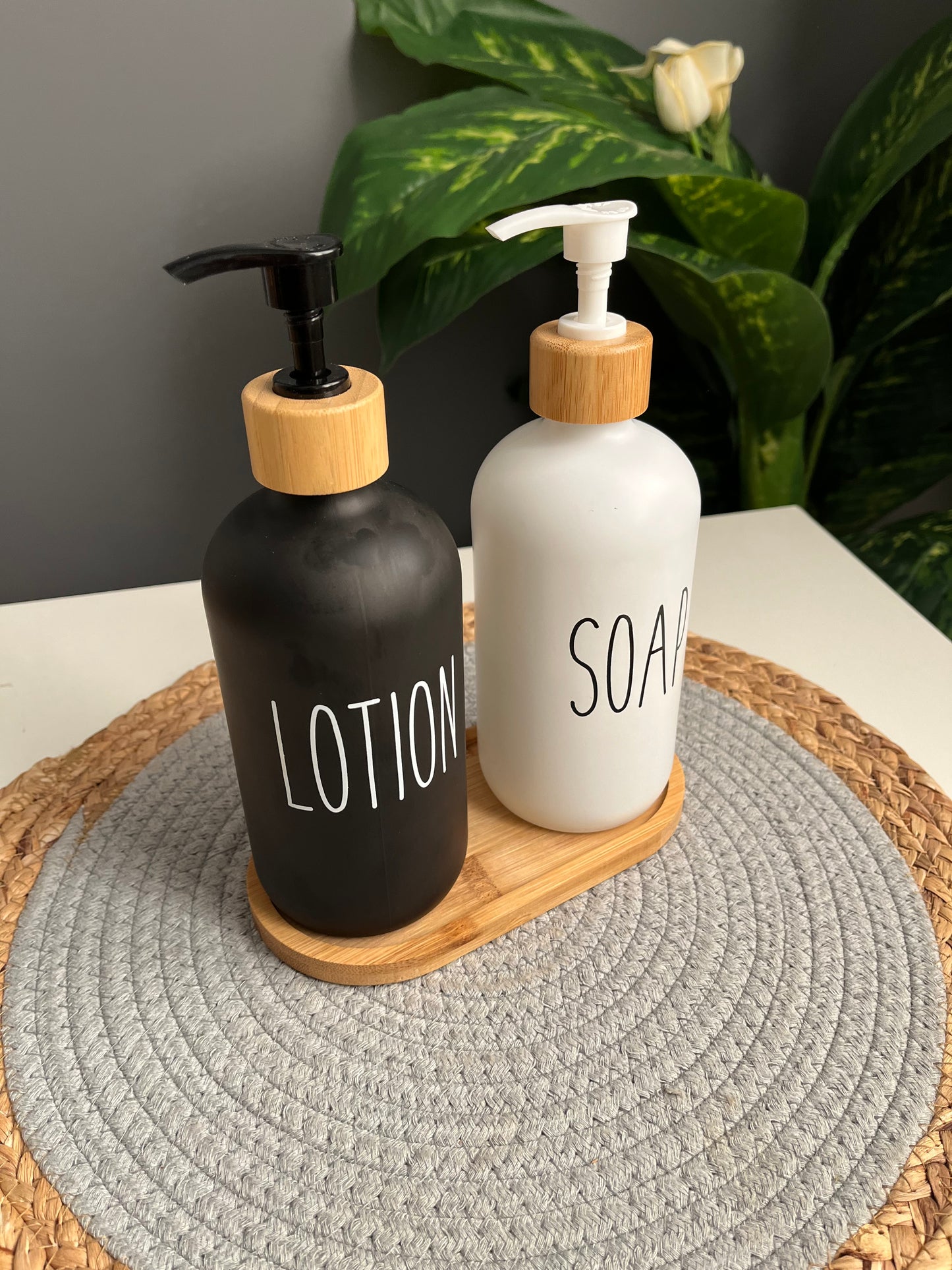2 Soap Dispensers طقم 2 ديسبنسر زجاج مع حامل بامبو