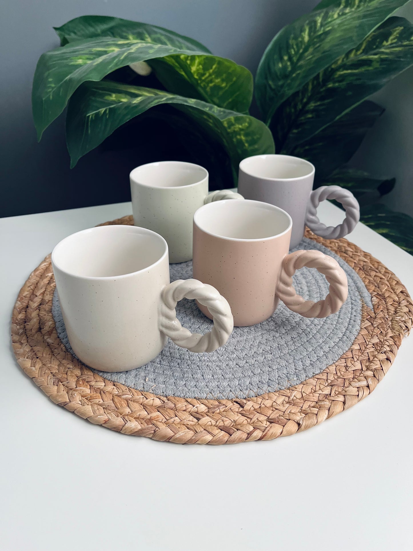 Set of 4 mugs (different colors)