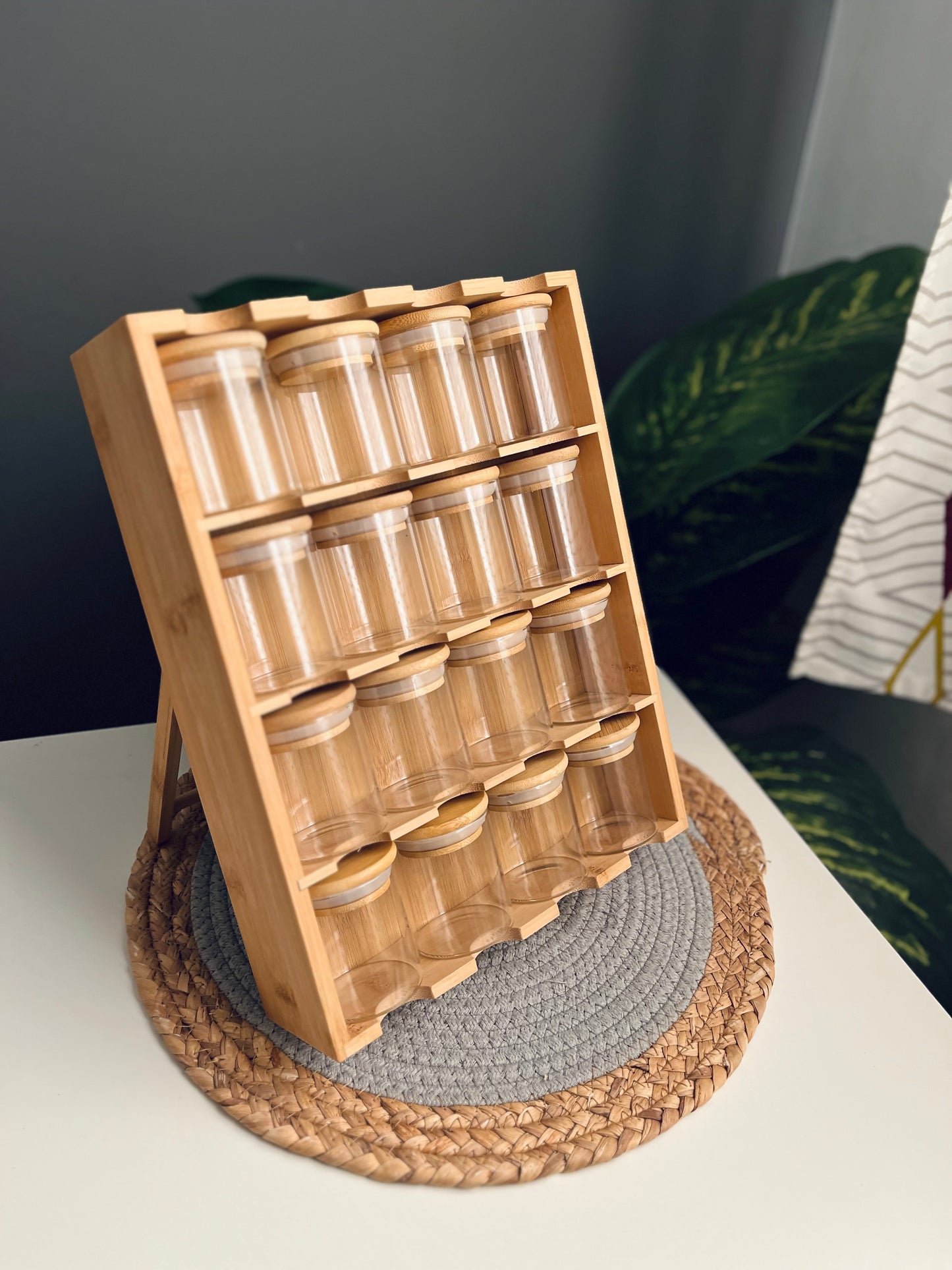 مدورSet of 16 glass jars +bamboo holder(150ml)