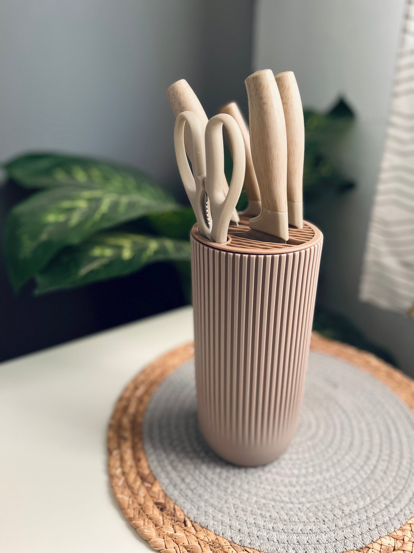 طقم 4 قطع سكاكين +مقص+حامل (code42)