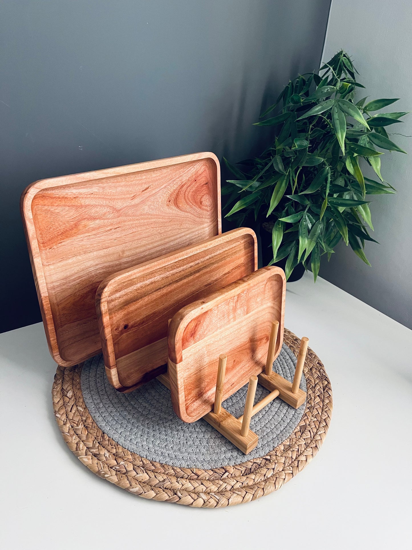 Set of 3 (kay) Wooden plates+bambo holder