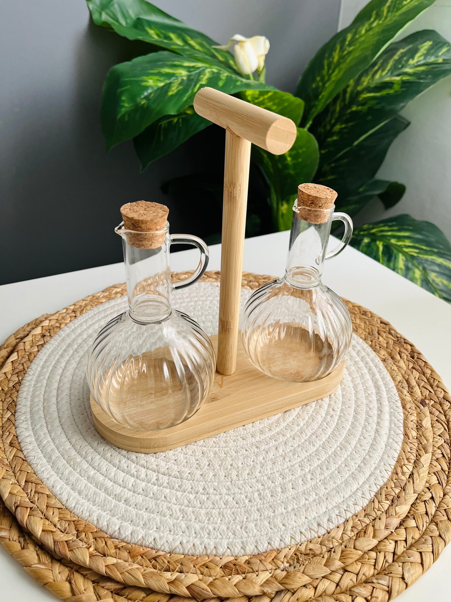 Set of 2 oil bottles +holder