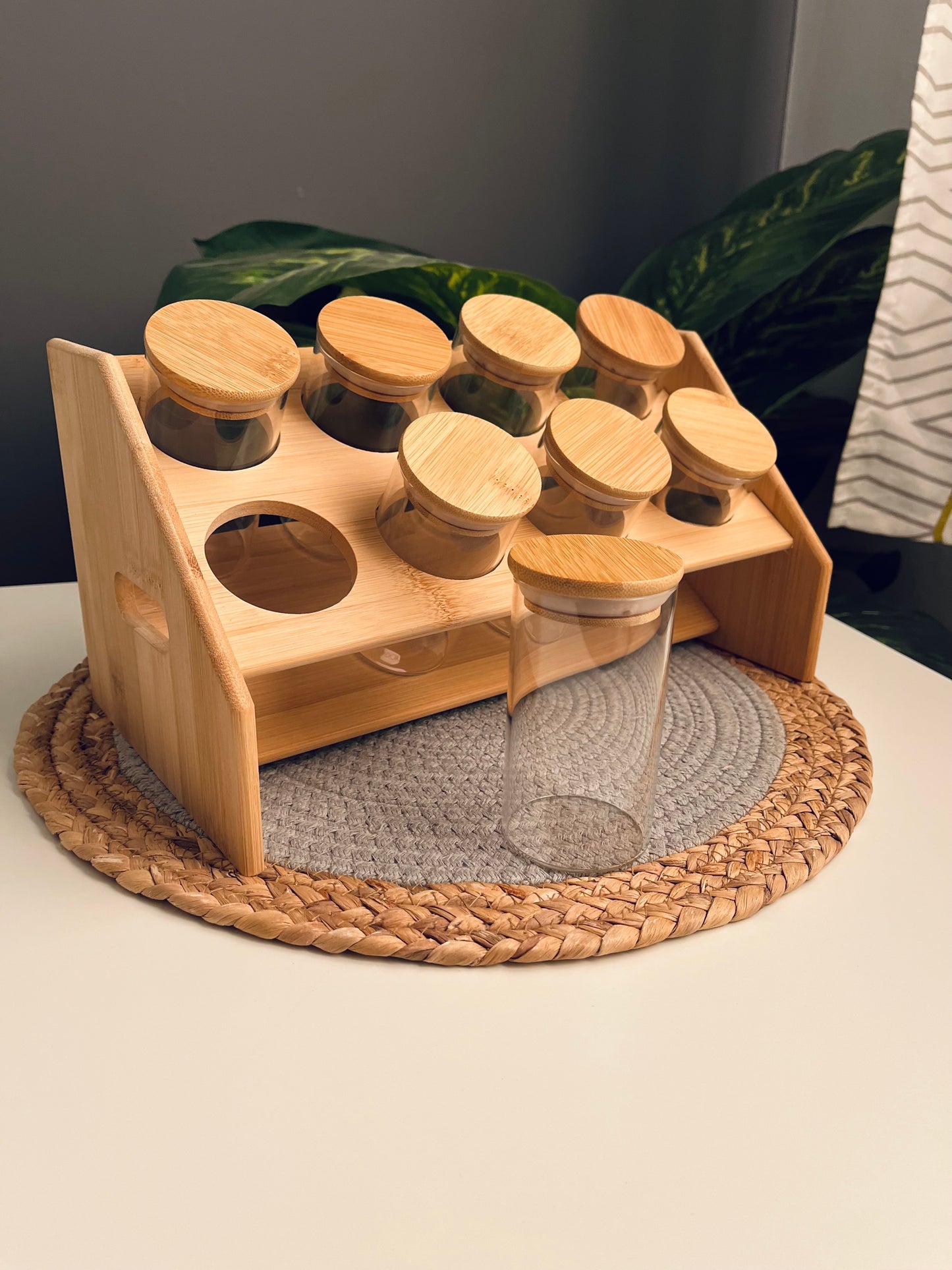 مدورSet of 8 glass jars +bamboo holder(200ml)