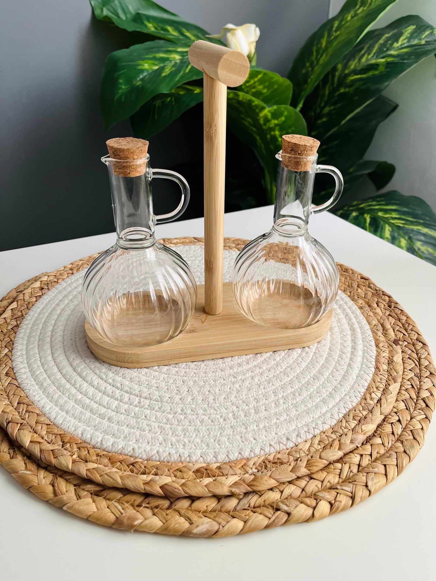 Set of 2 oil bottles +holder