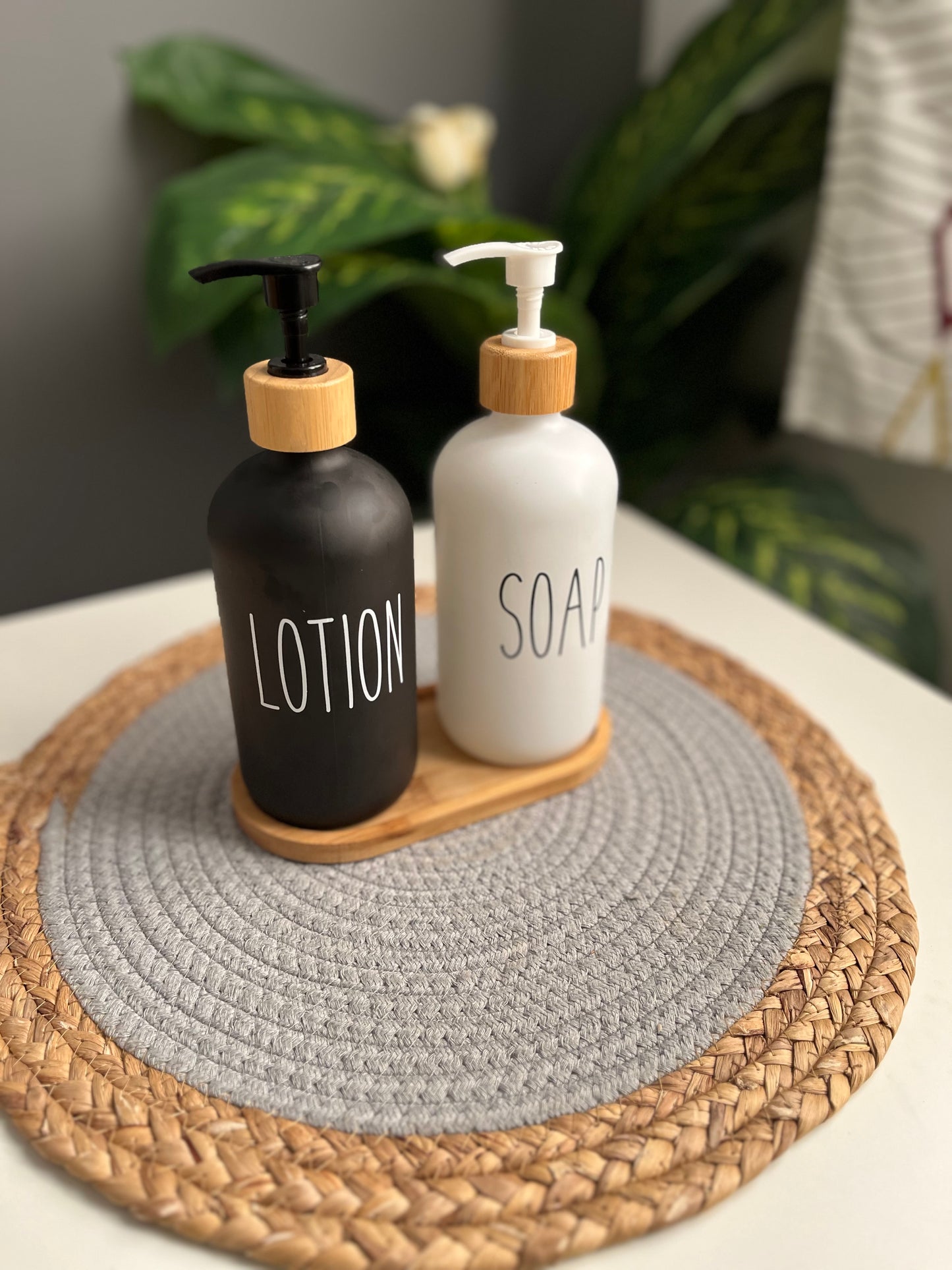 2 Soap Dispensers طقم 2 ديسبنسر زجاج مع حامل بامبو