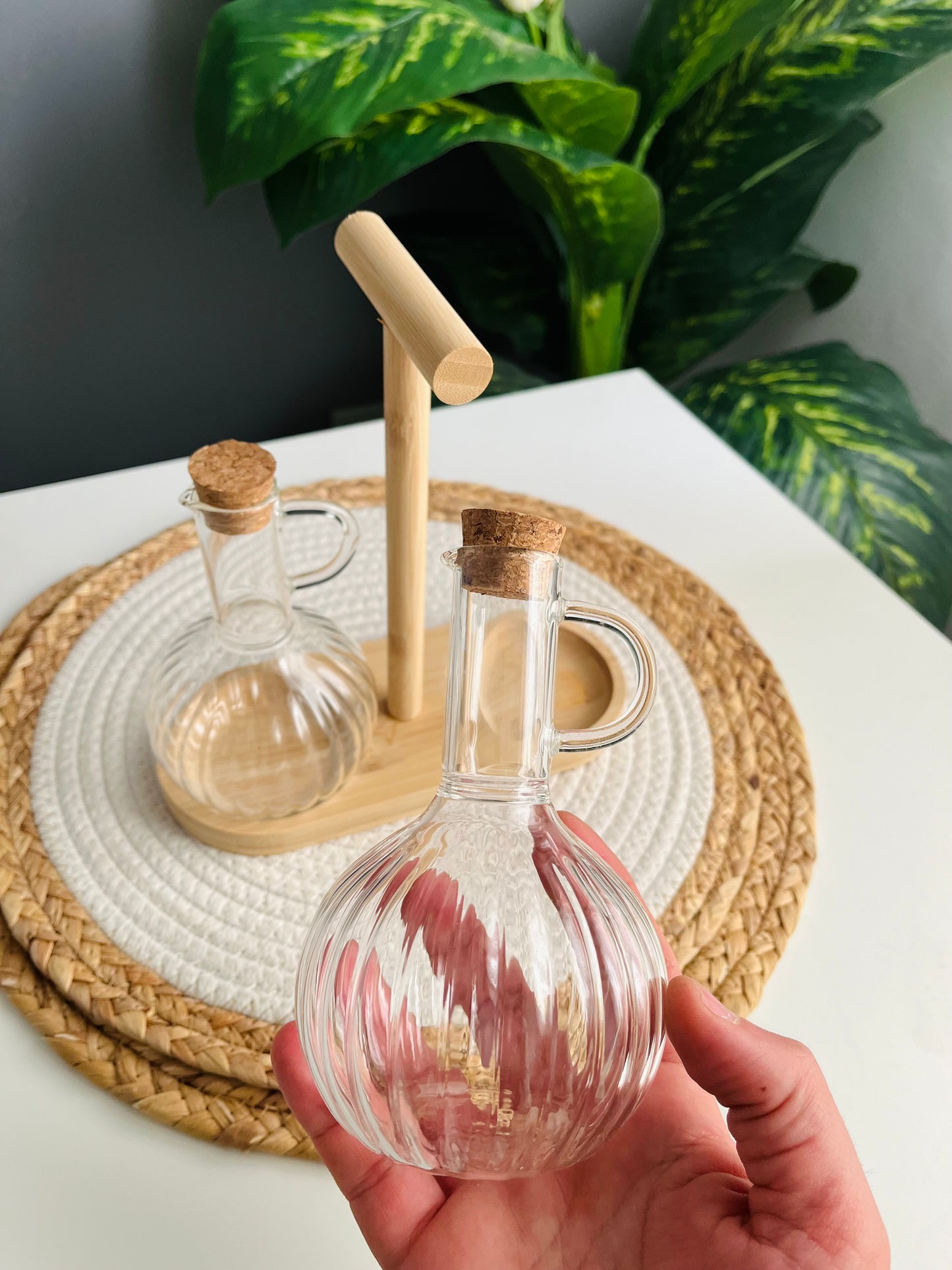 Set of 2 oil bottles +holder