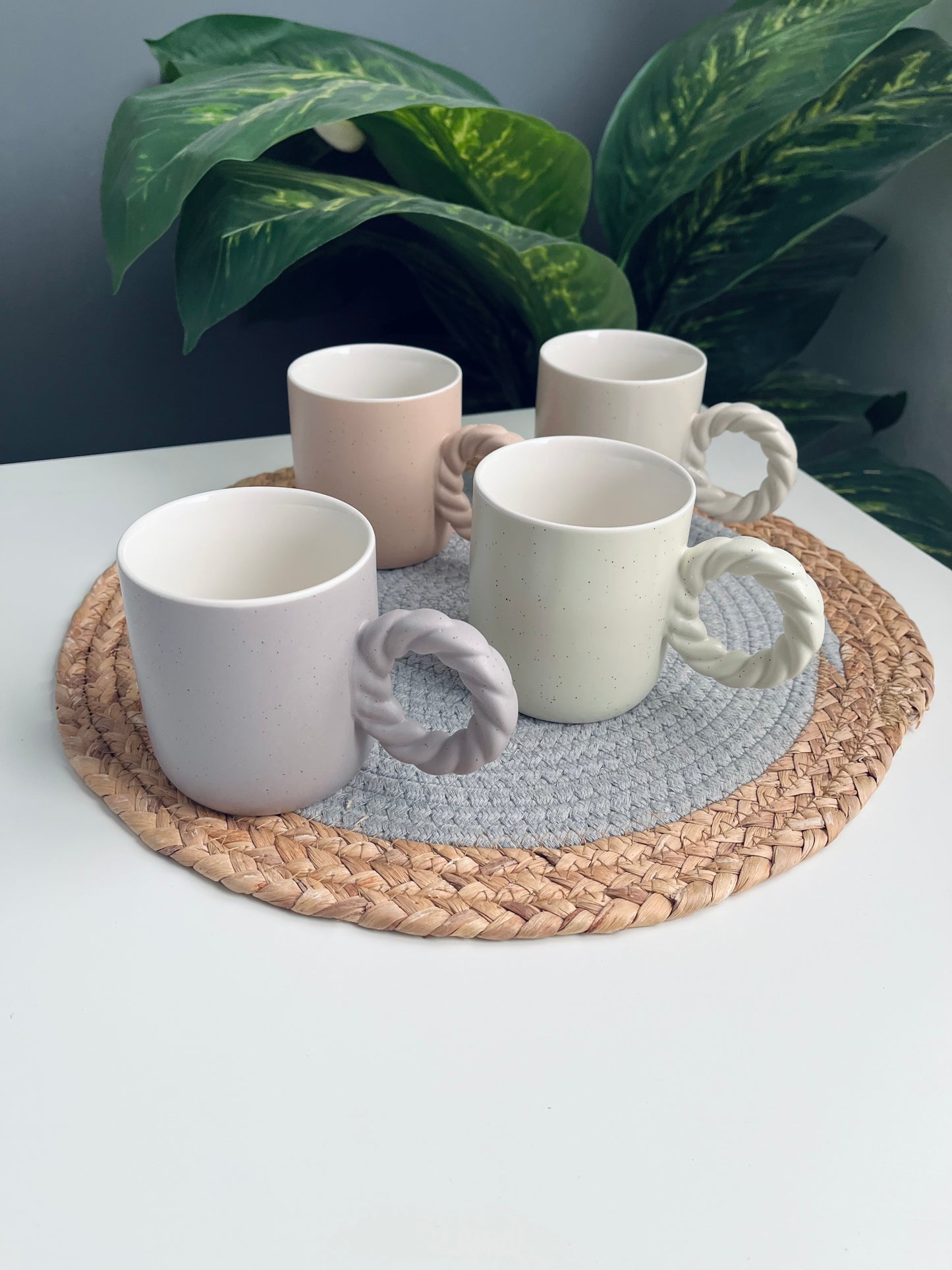 Set of 4 mugs (different colors)