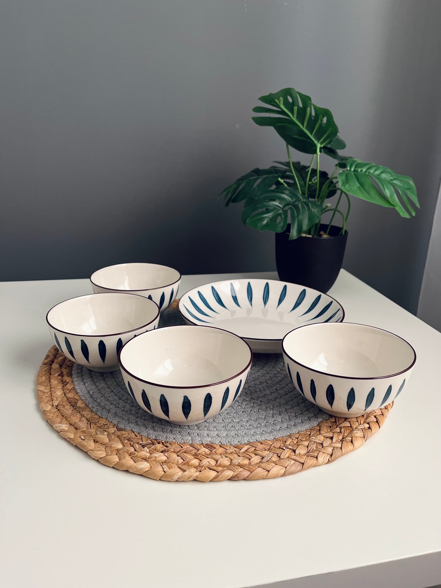 Set of 5 pieces (4bowles+one plate)خطوط