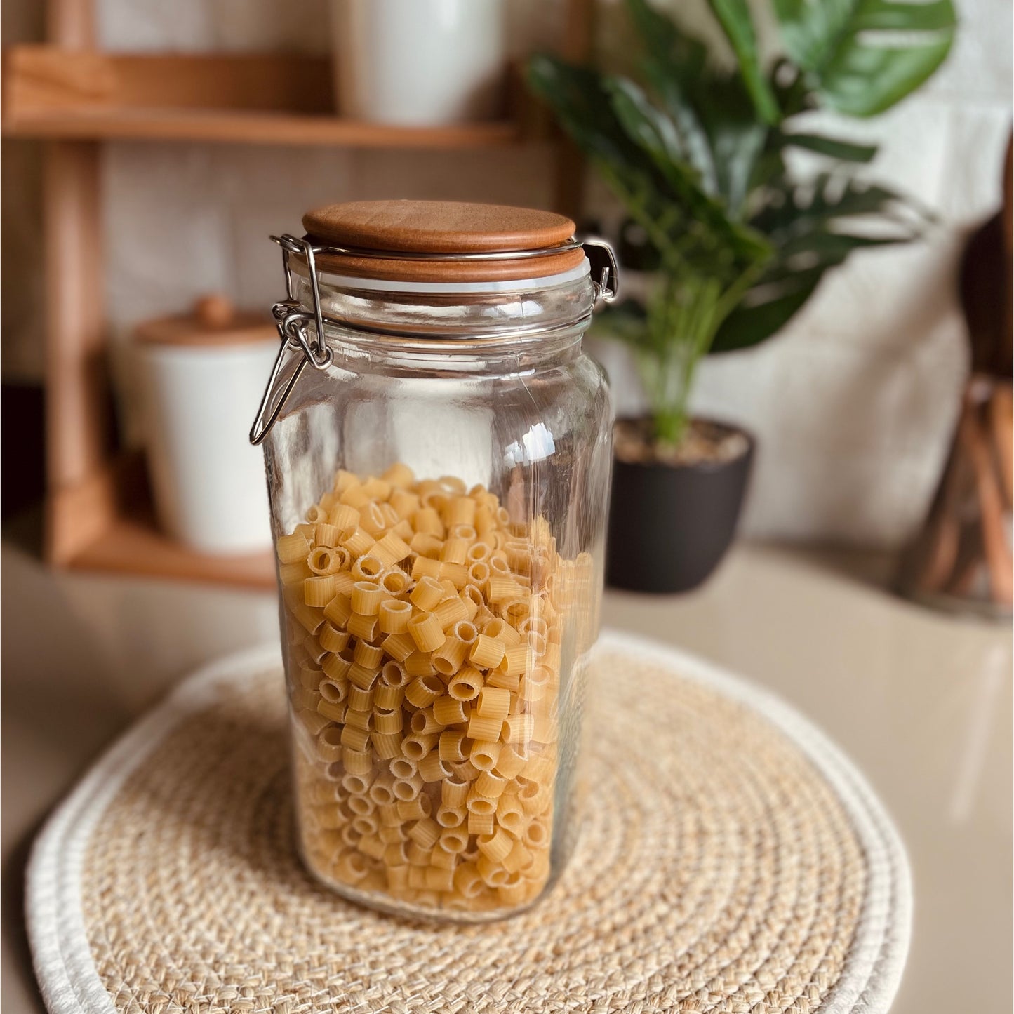 Glass jar with wooden cover 2KG (كلبس غطاء خشب)
