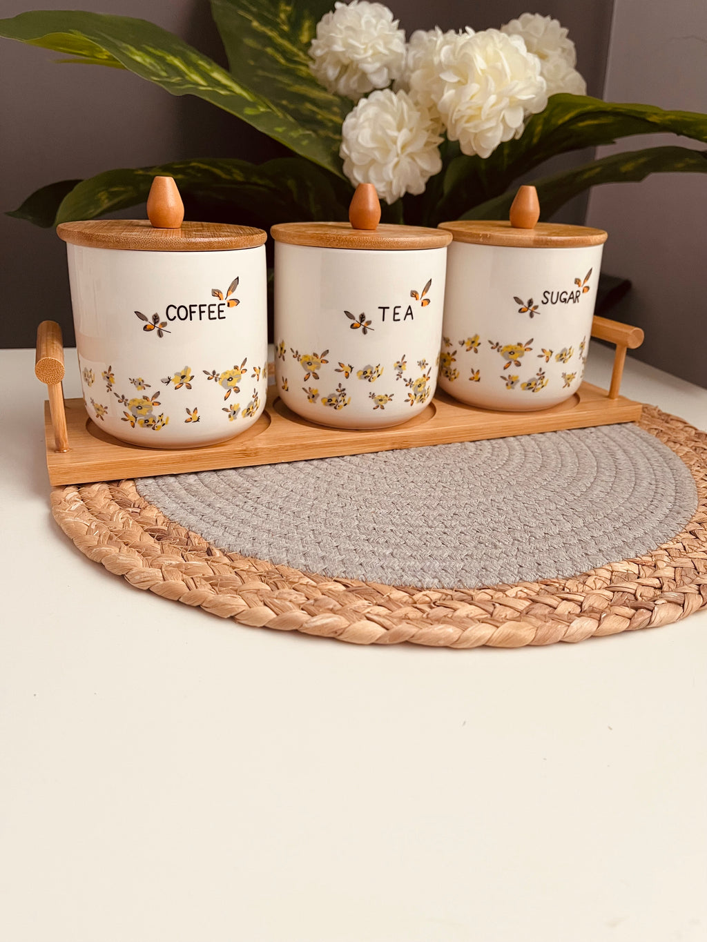 طقم شاي وسكر وقهوه بورسلين (ورد) غطاء
خشب (code163)