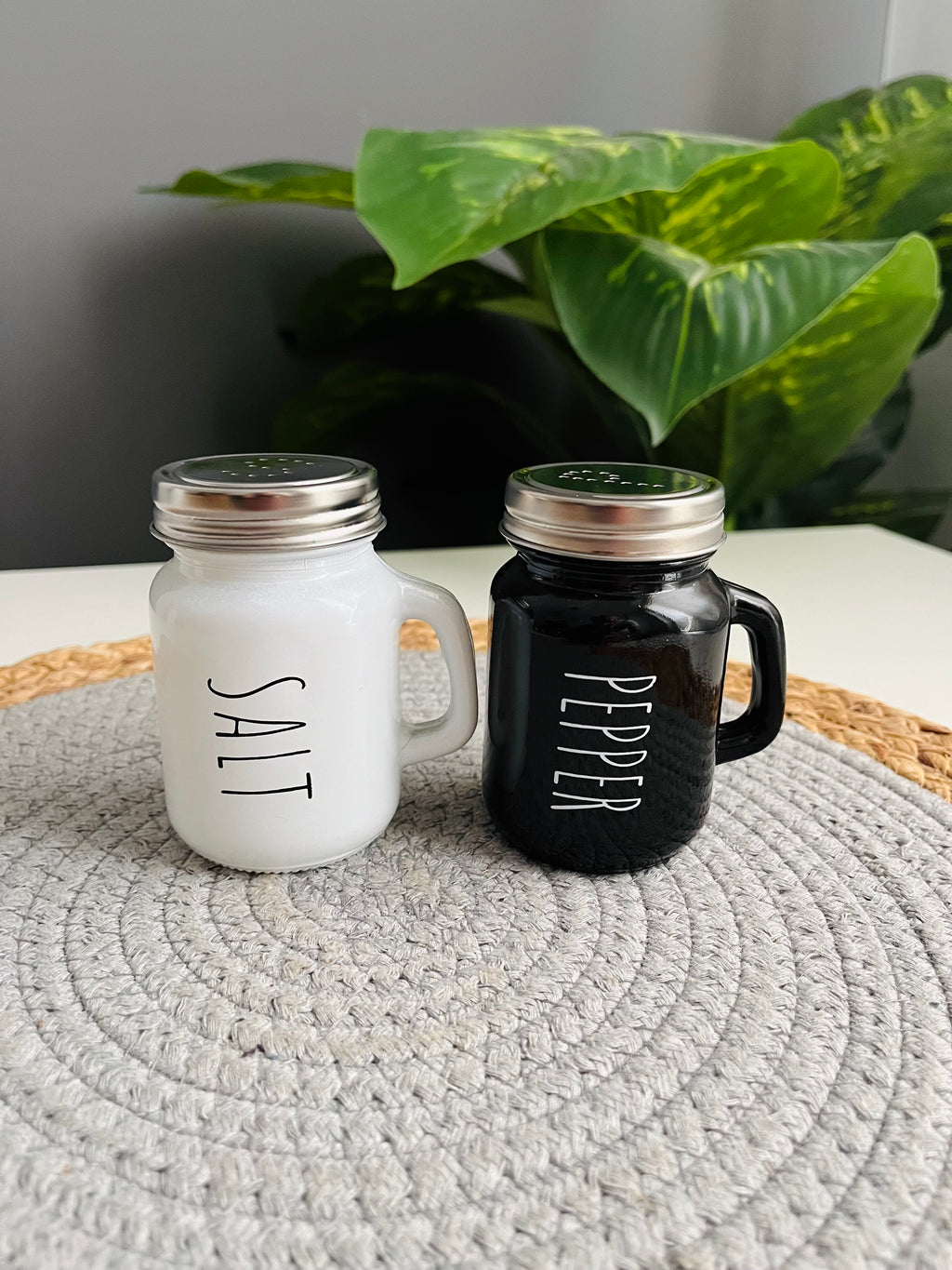 Salt and pepper shakers (codeHM)طقم  2ق ملاحات بيد