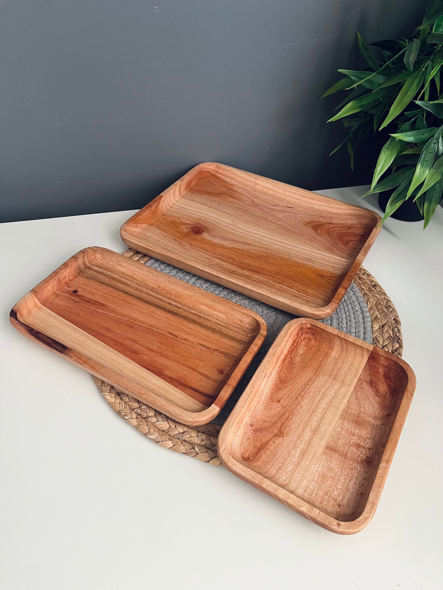Set of 3 (kay) Wooden plates+bambo holder