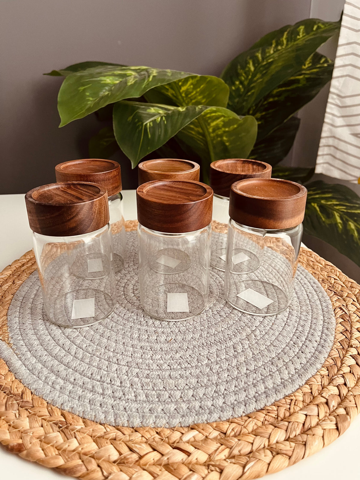 (Code315) Set of 6 glass jars 300ml(جديد)غطاء غامق كبير