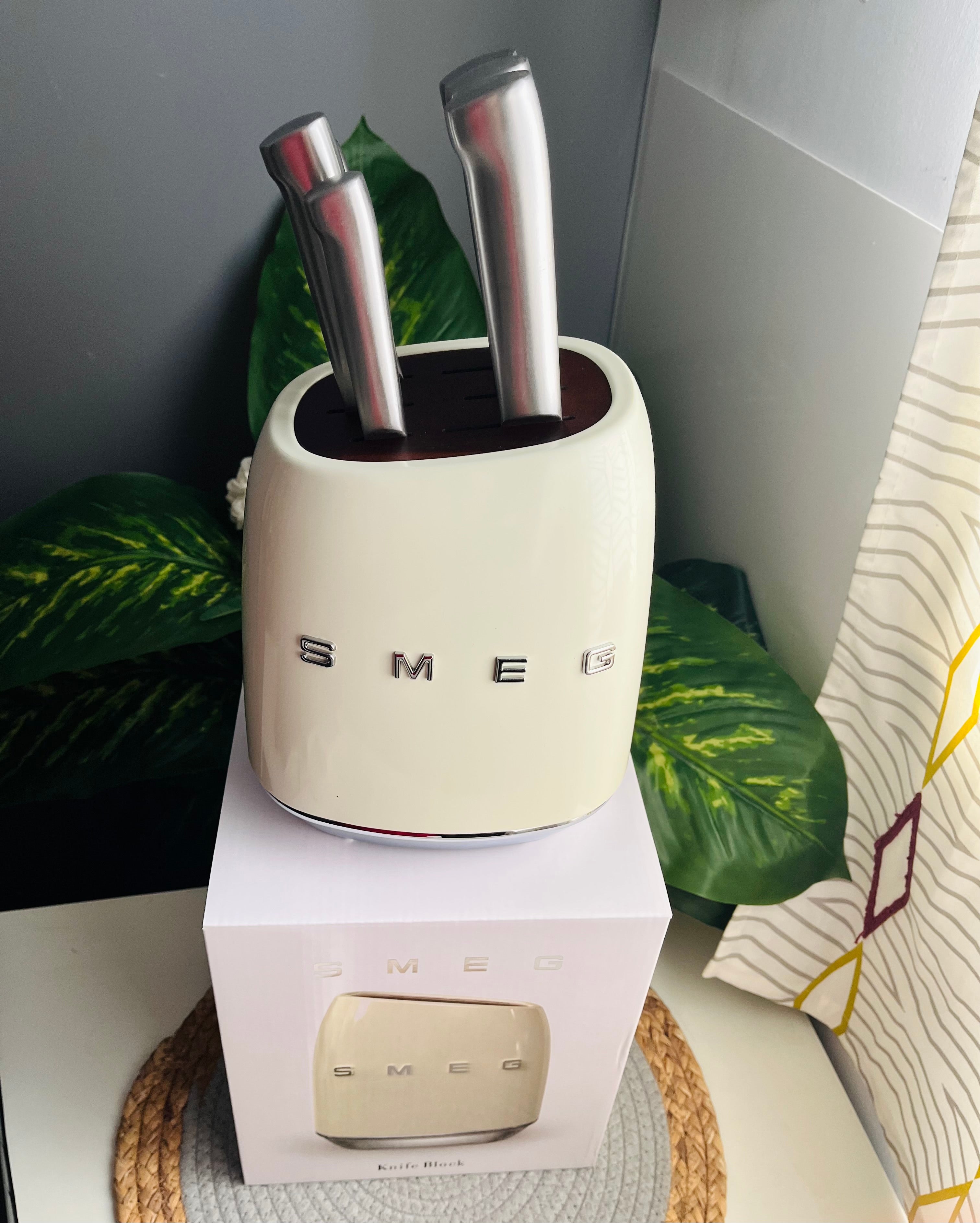 منظم سمج+طقم سكاكين ماركه(SMEG)6 قطع
