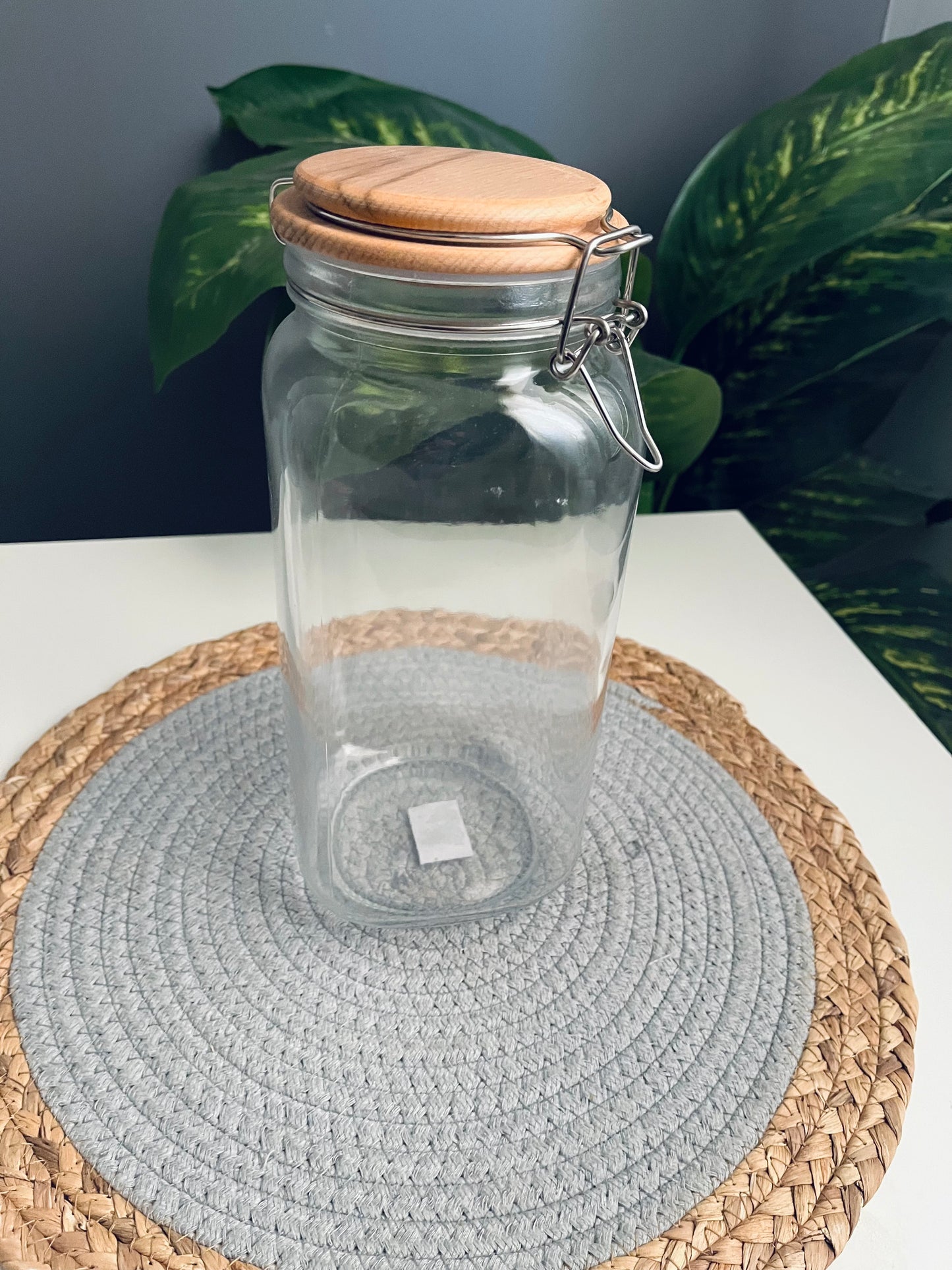 Glass jar with wooden cover 2KG (كلبس غطاء خشب)