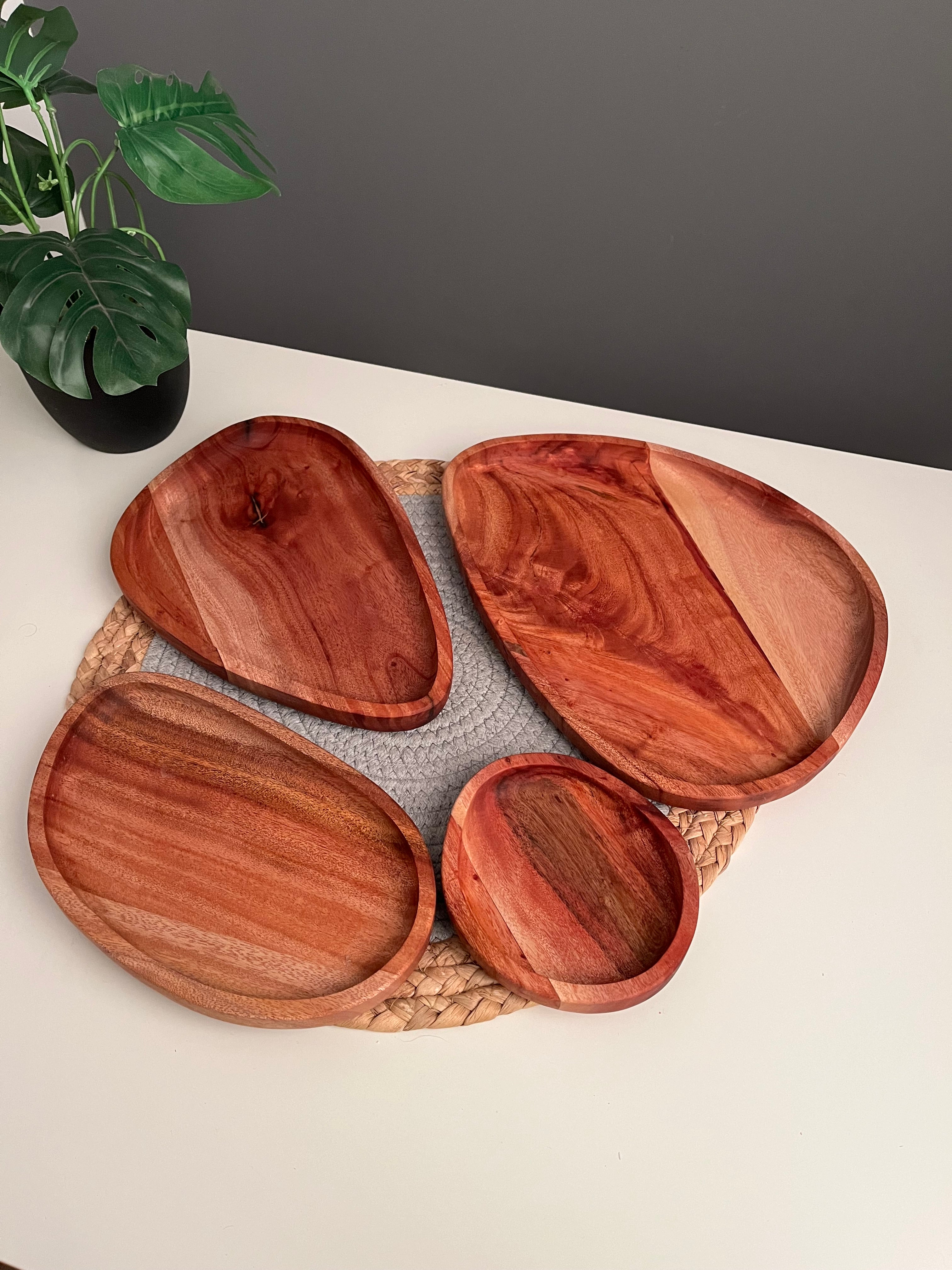 Set of 4 (irregular) wooden plates (kay)