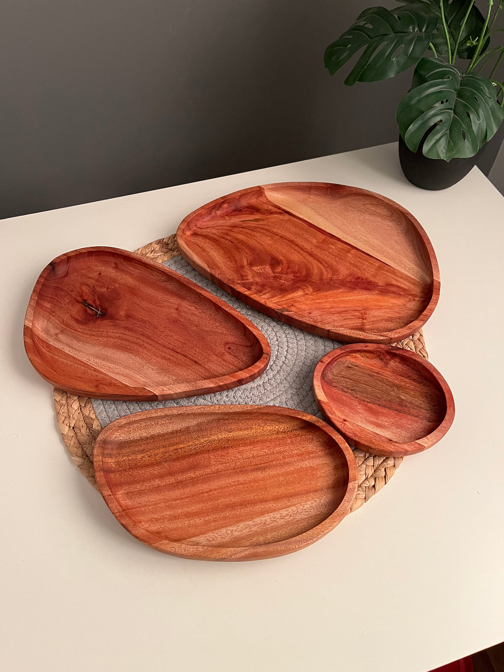 Set of 4 (irregular) wooden plates (kay)