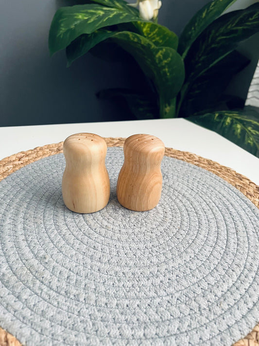 Salt & pepper shakers طقم ملاحات بمبو