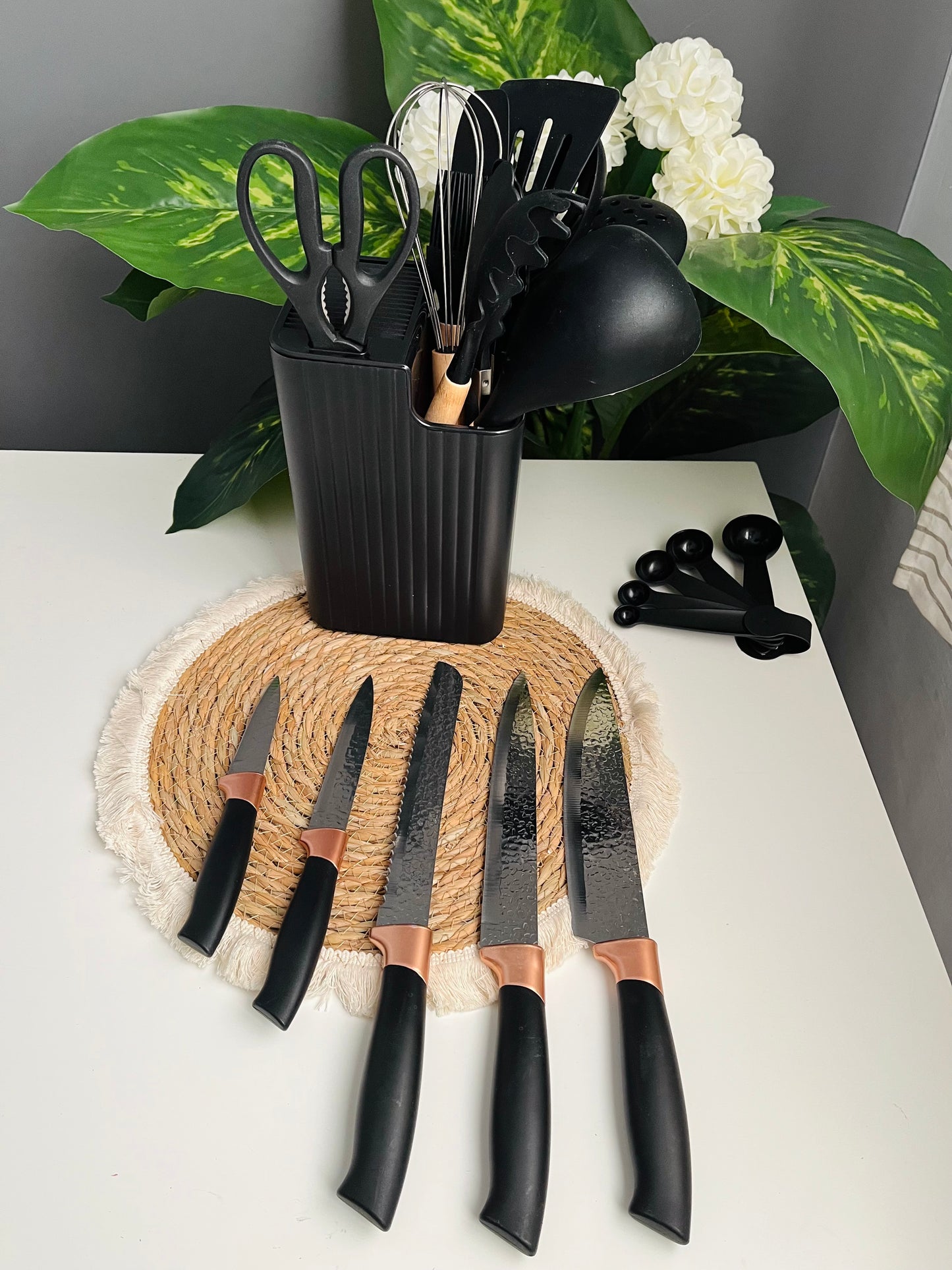 طقم توزيع (أسود)21 قطعه مع طقم سكاكين (code 594)