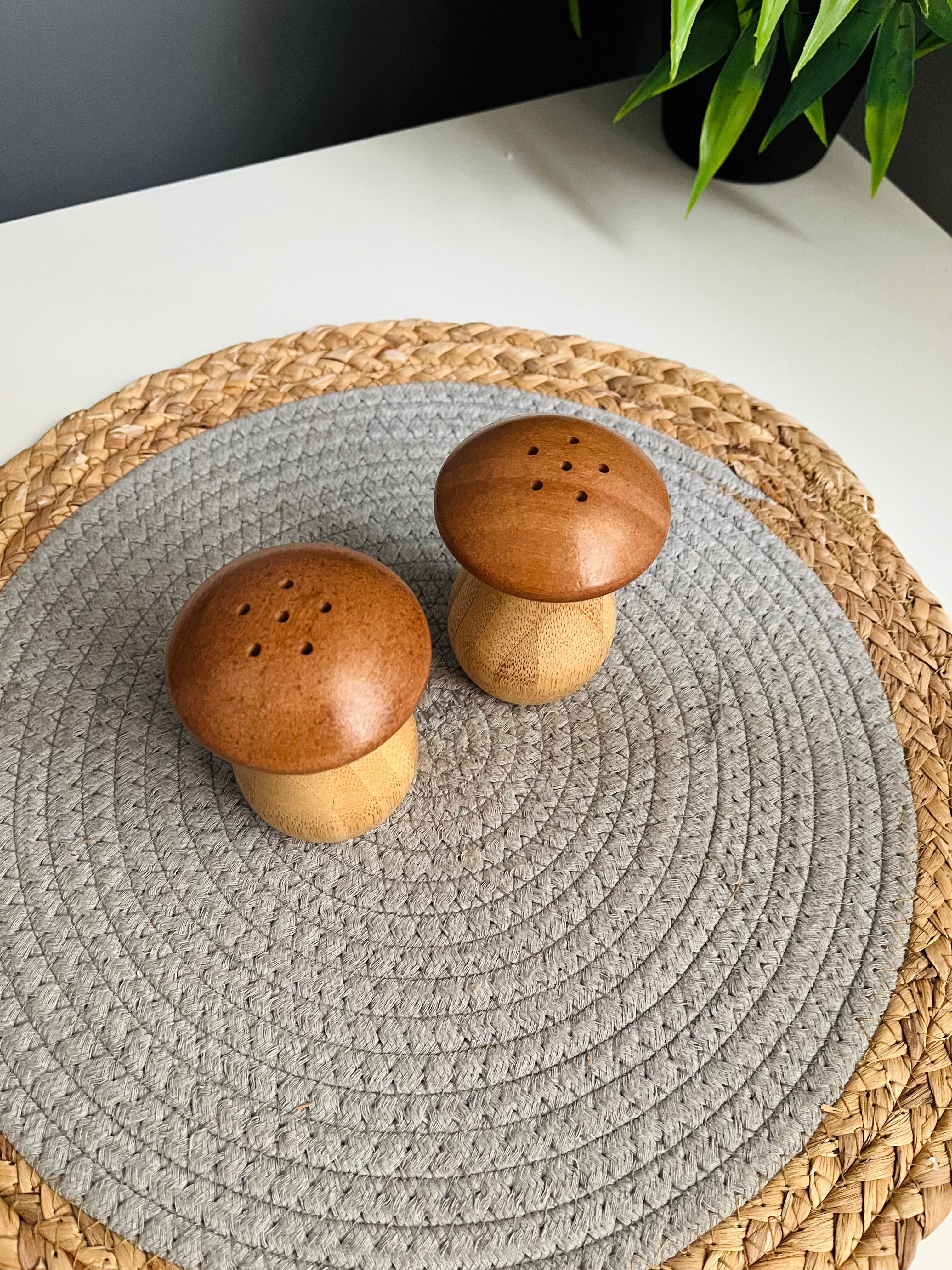salt and pepper shakers (Code287)طقم  2ق ملاحات مشروم