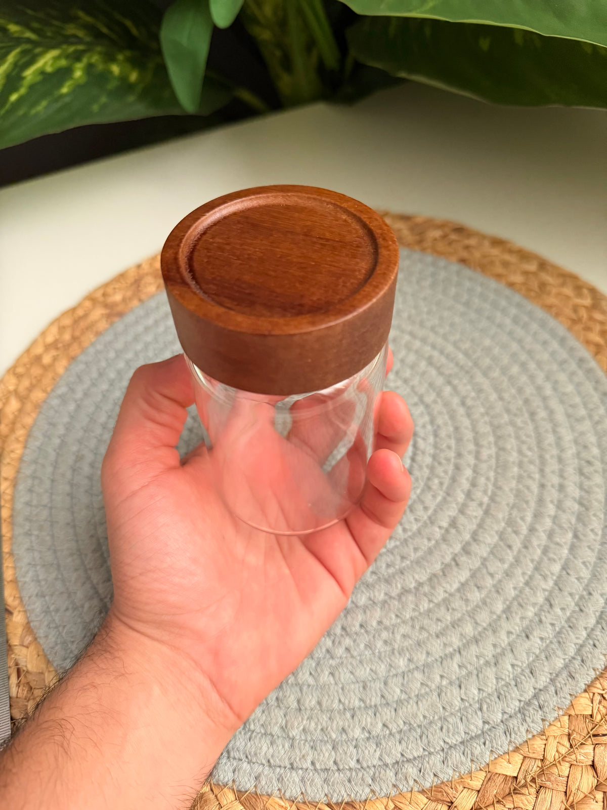 One glass jar (250ml)غطاء غامق (code 315)بالقطعه
