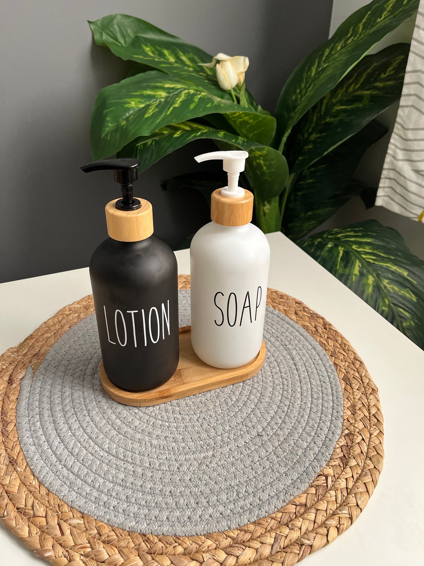 2 Soap Dispensers طقم 2 ديسبنسر زجاج مع حامل بامبو