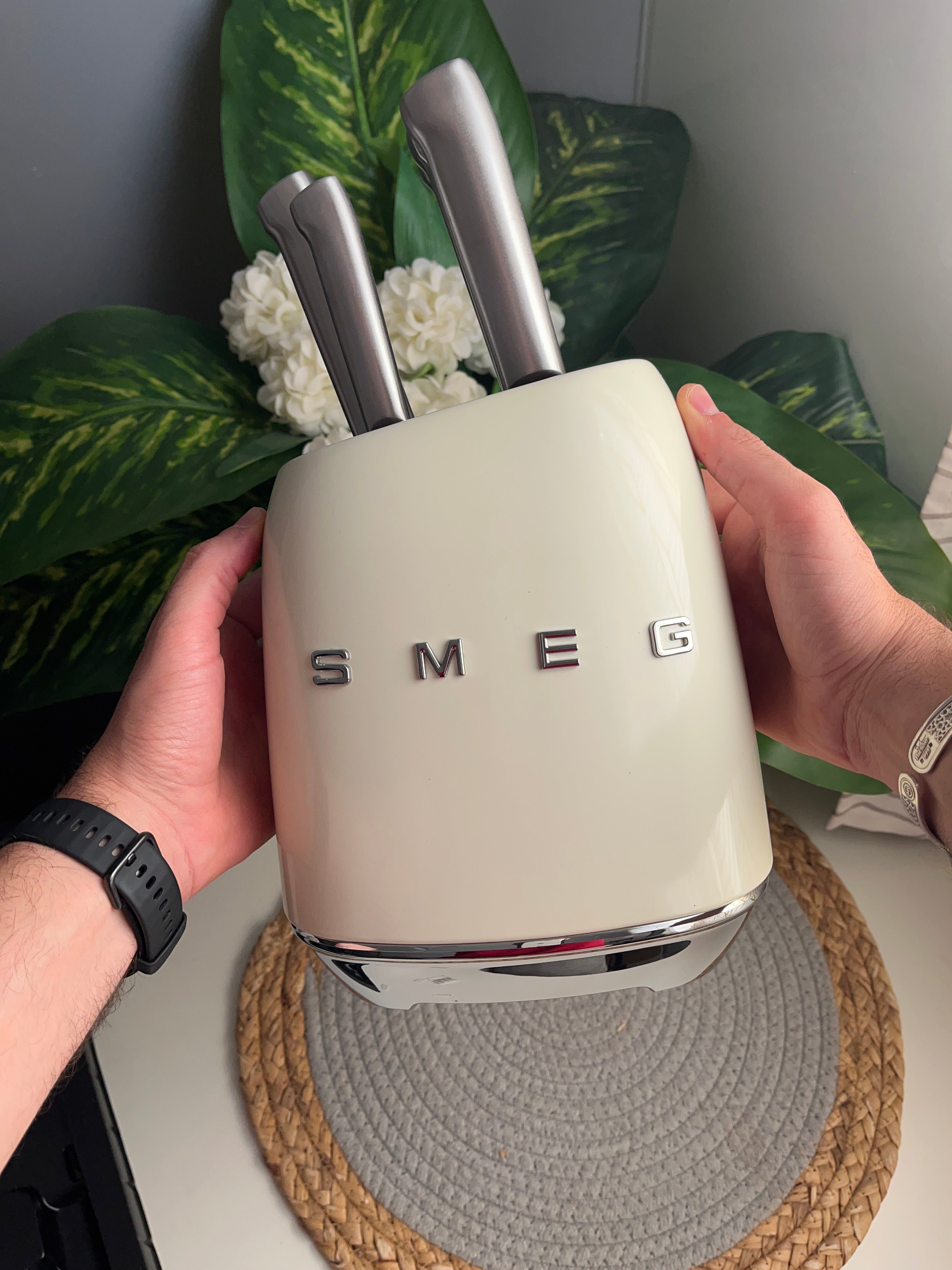 منظم سمج+طقم سكاكين ماركه(SMEG)6 قطع