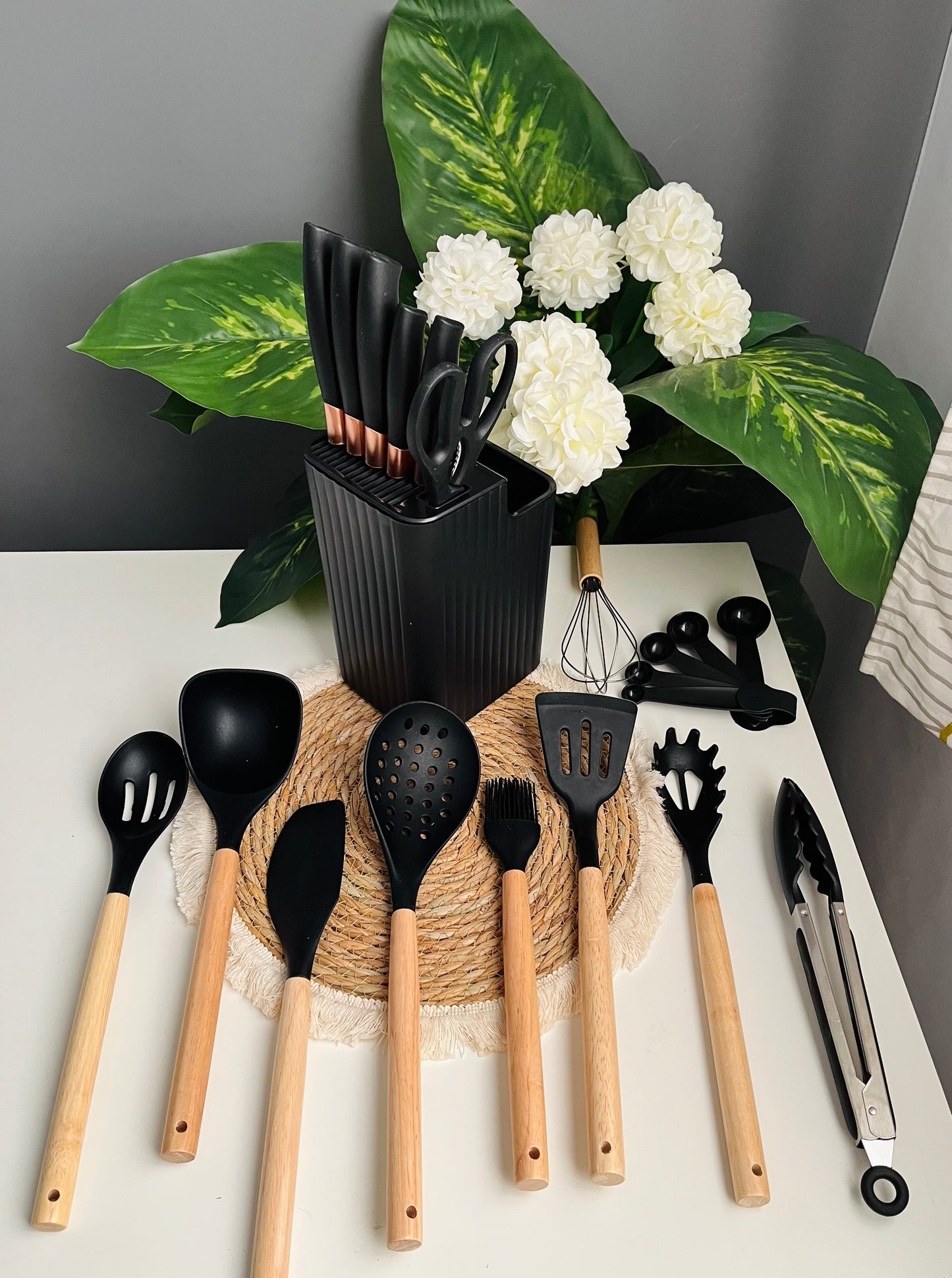 طقم توزيع (أسود)21 قطعه مع طقم سكاكين (code 594)