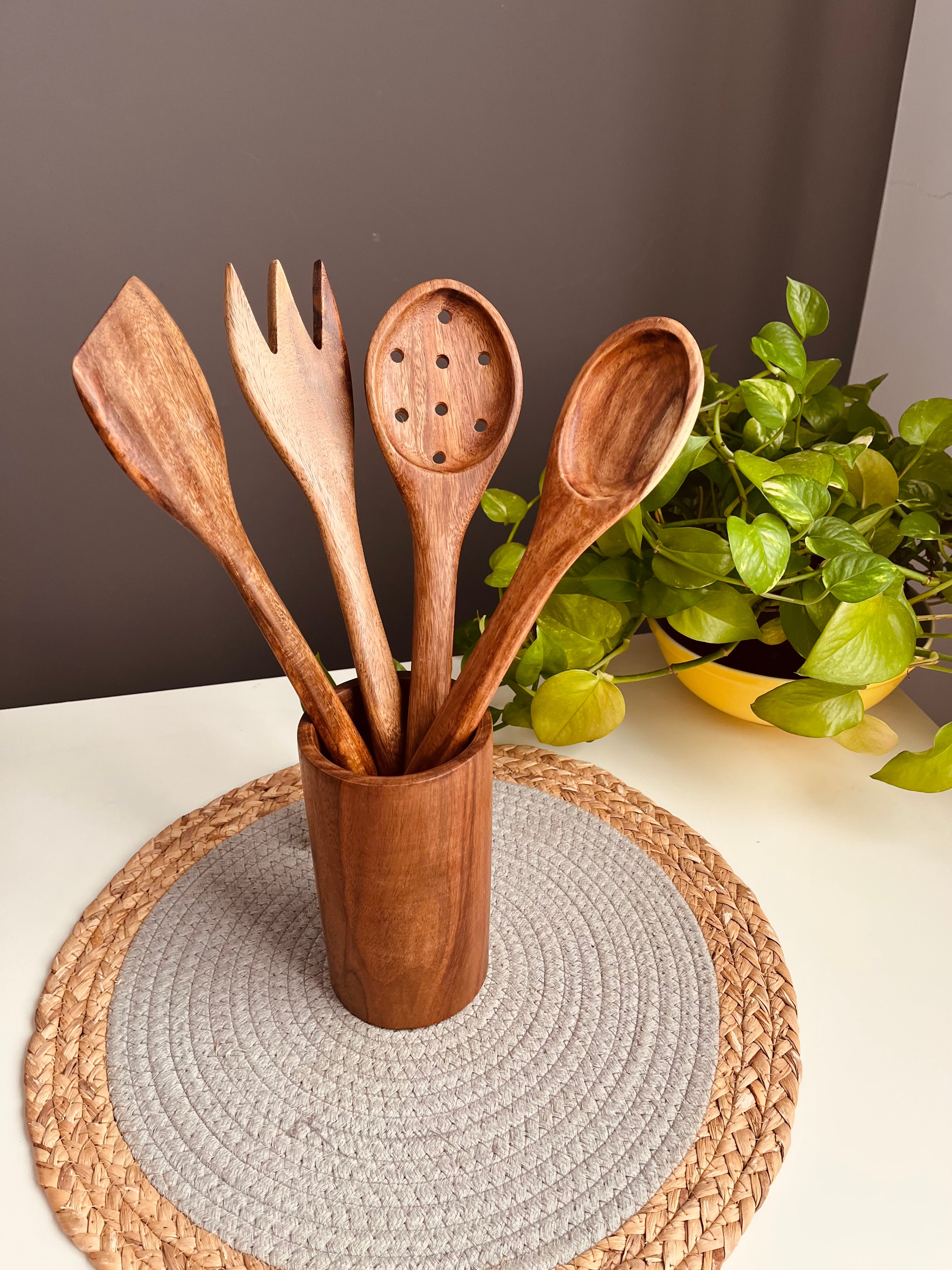 Size large Set of 4p Utensils with wooden holder