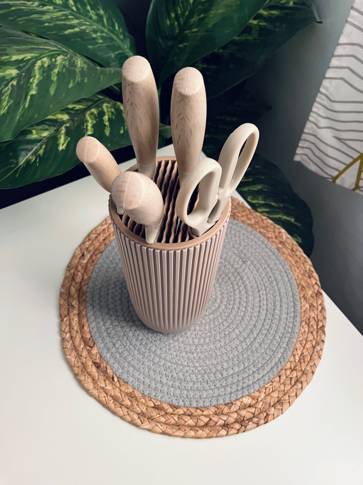 طقم 4 قطع سكاكين +مقص+حامل (code42)