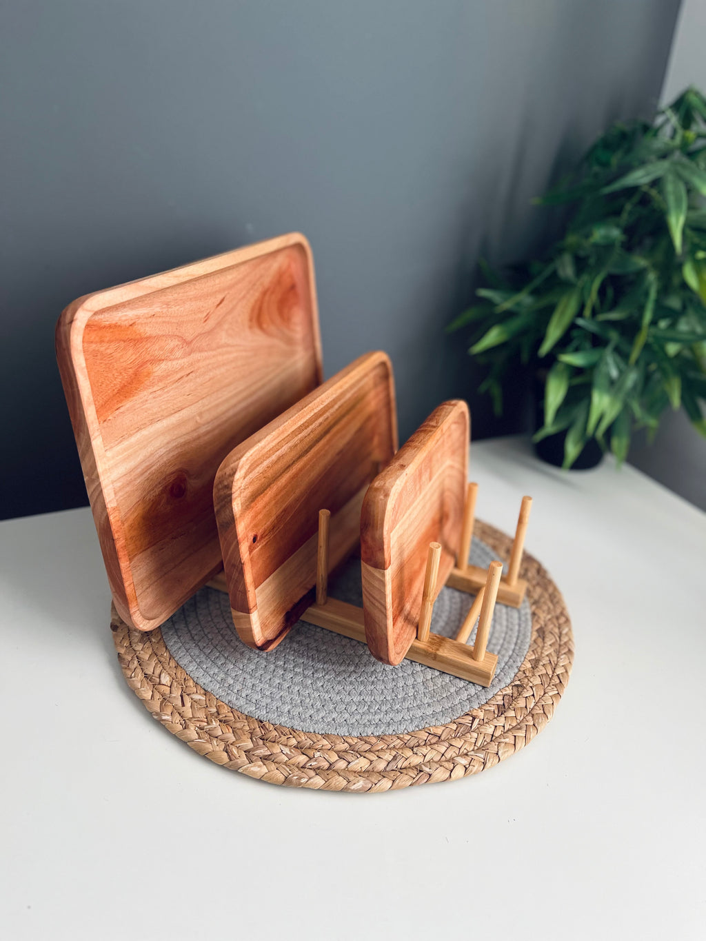 Set of 3 (kay) Wooden plates+bambo holder
