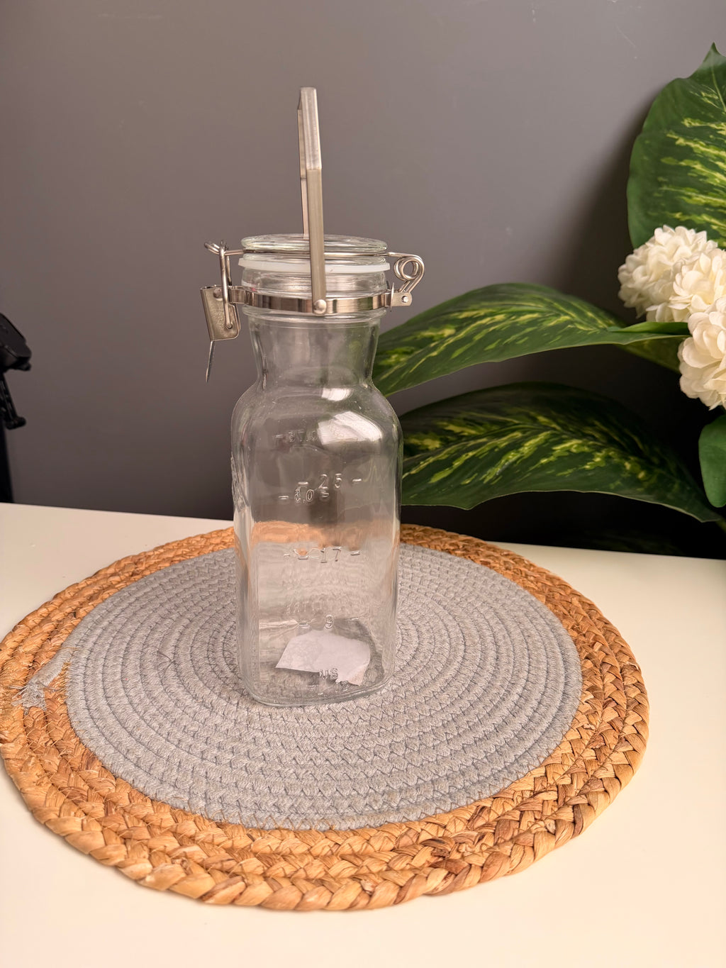 One glass jar (كلبس)1L (code329)