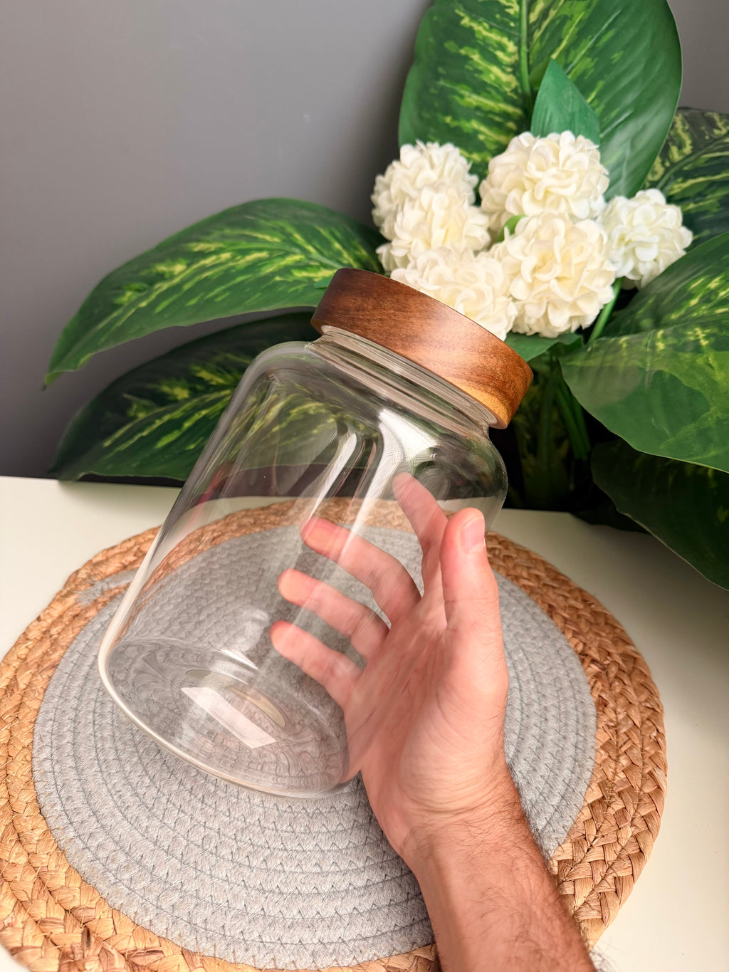 glass jar(new) (code312)(20cm) غطاء غامق