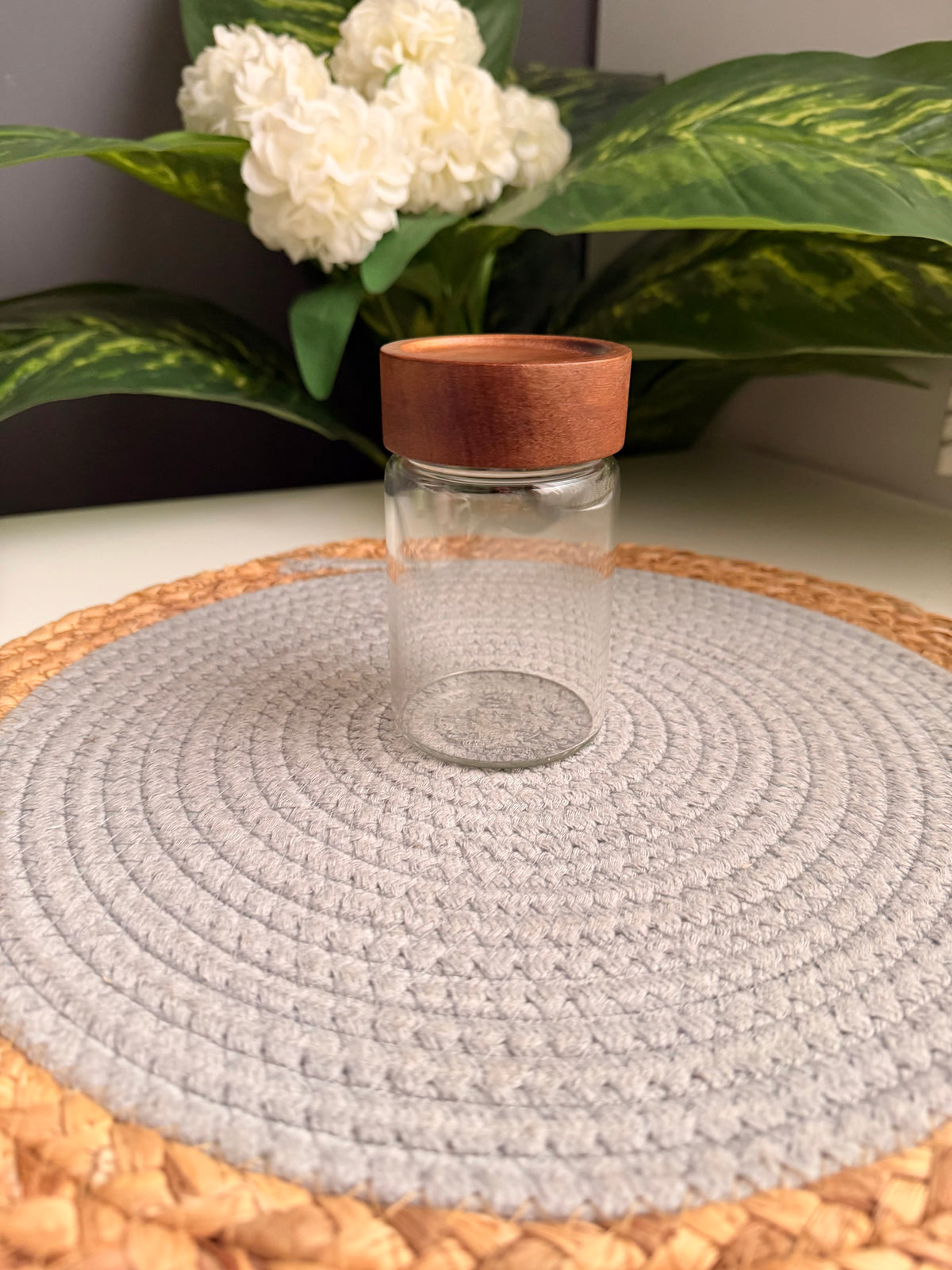 One glass jar (250ml)غطاء غامق (code 315)بالقطعه
