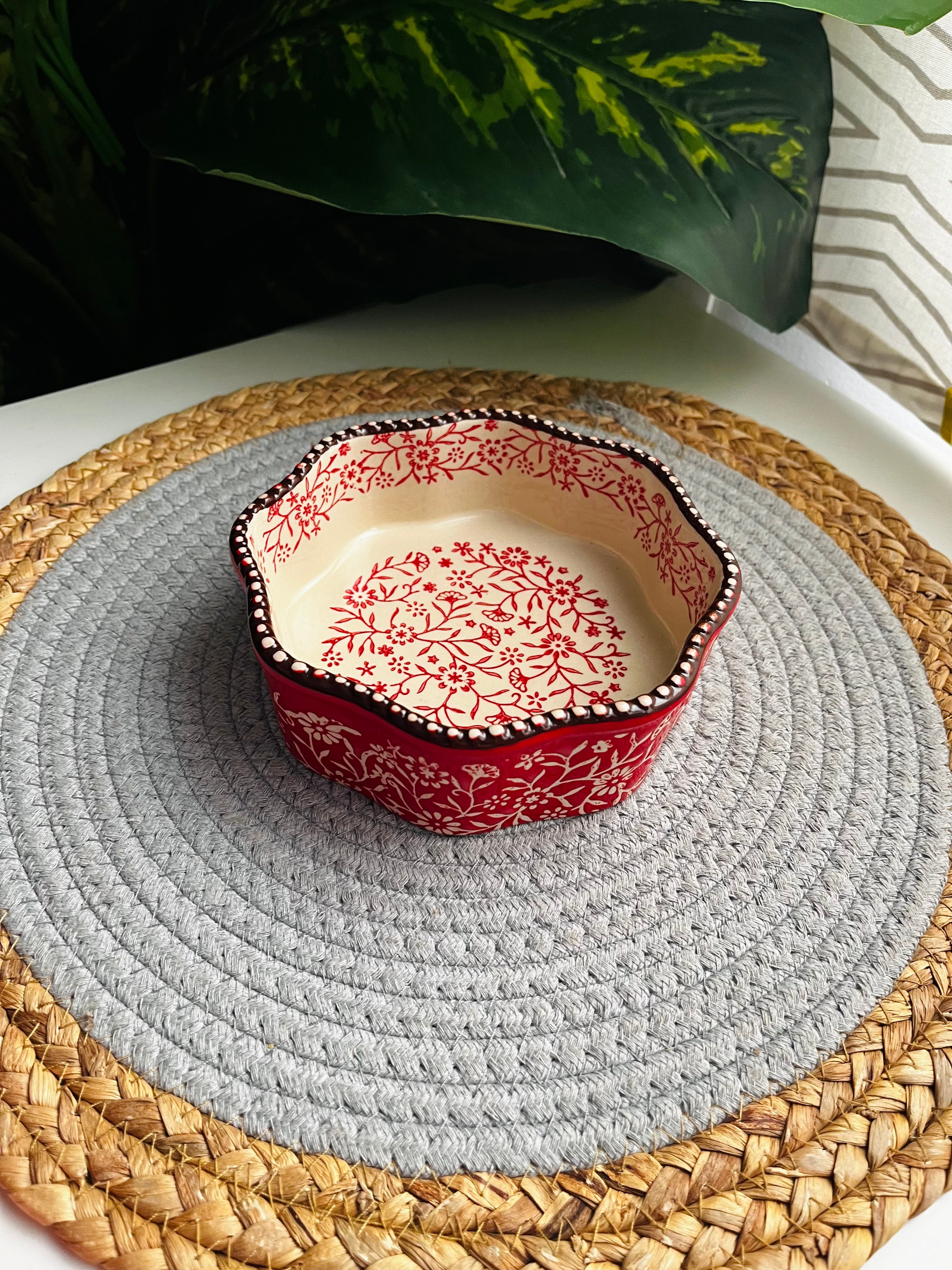 طاجن أحمر صغير  22cm(مدور)code04 (حرف زيجزاج)