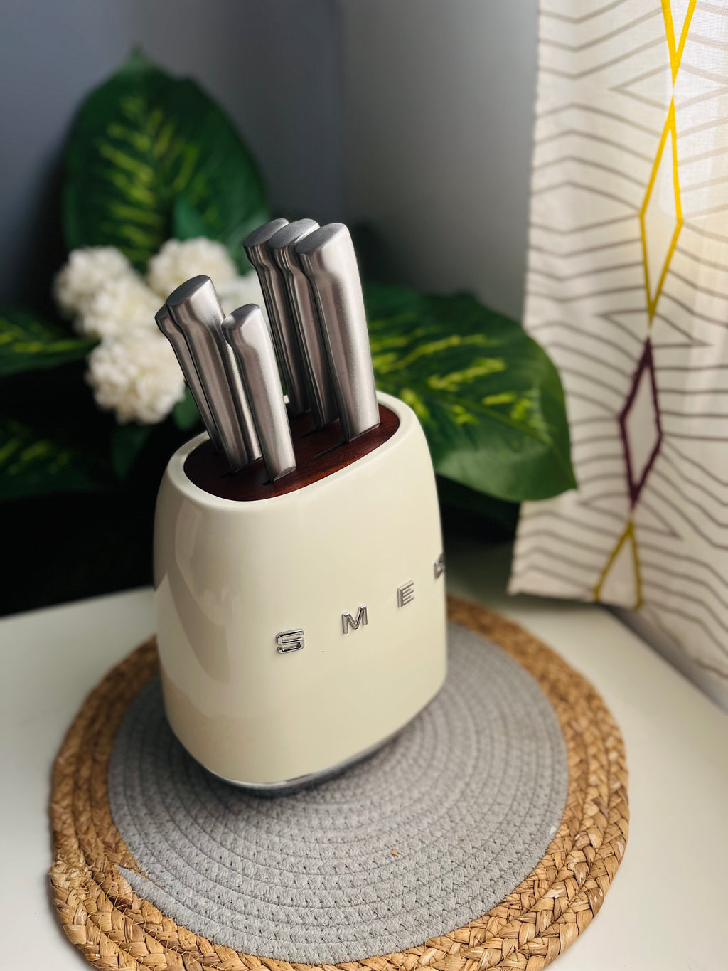 منظم سمج+طقم سكاكين ماركه(SMEG)6 قطع