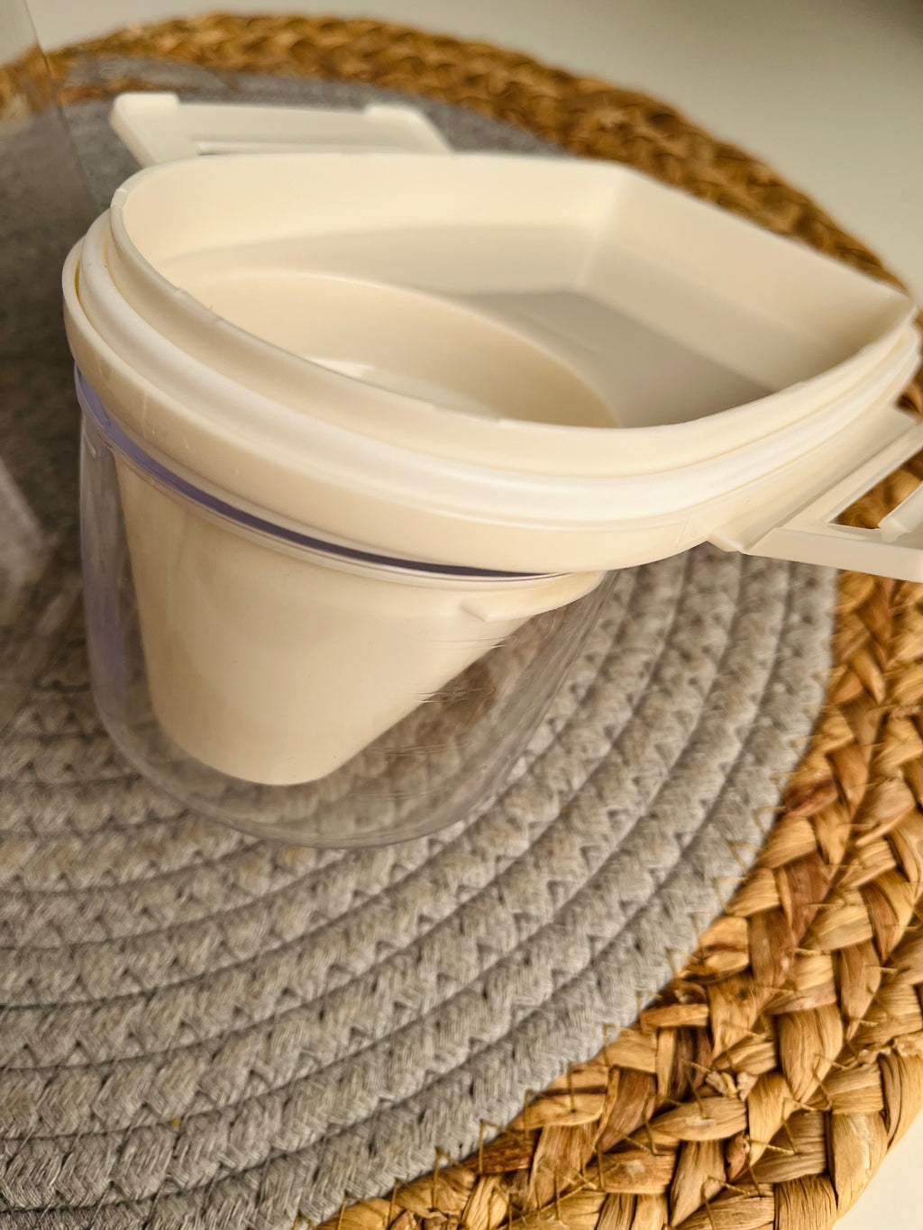 (ديفو) medium ( acrylic )container 1800ml code112 شرخ بسيط