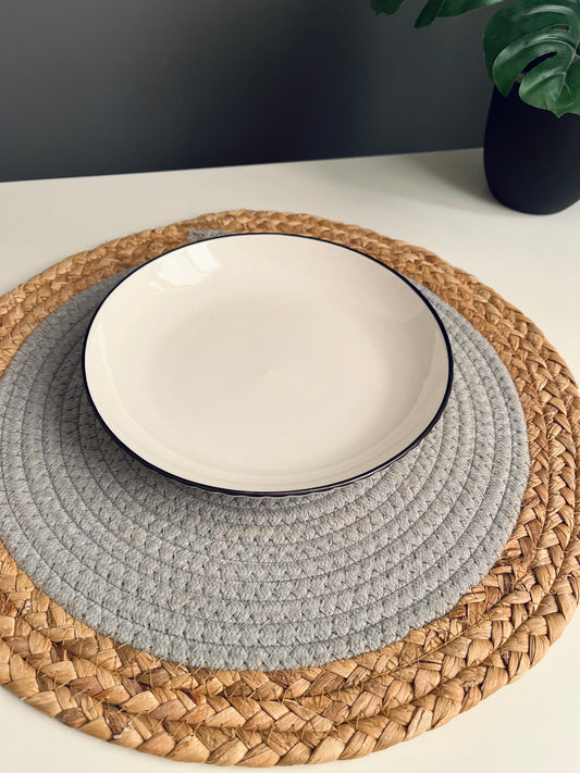 طبق ابيض  بورسلين حرف اسود مسطح20cm*3cm
