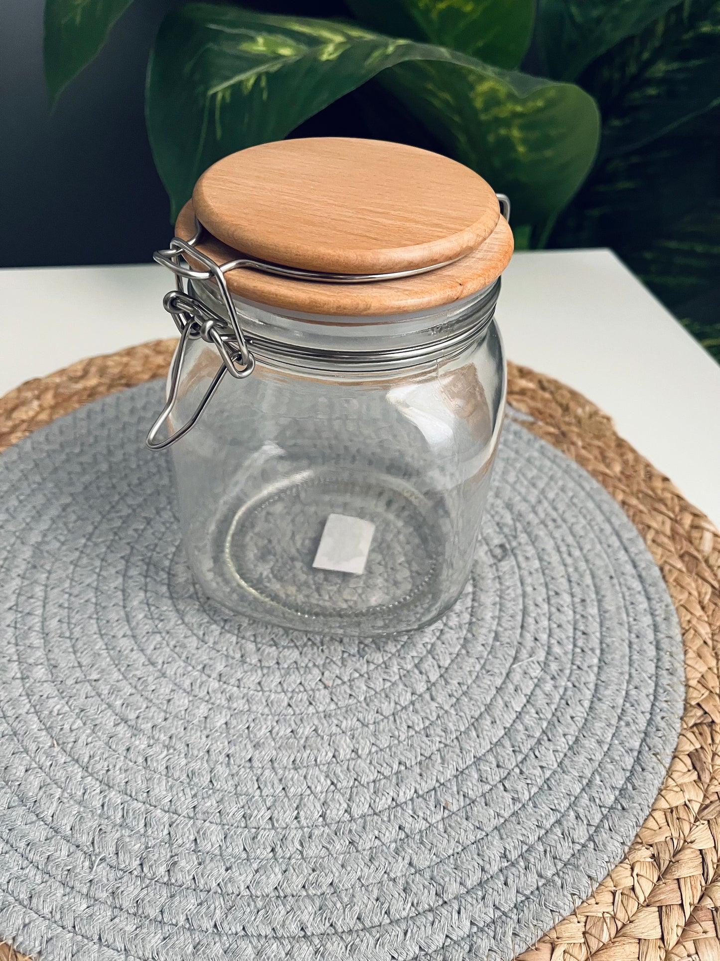 Glass jar with wooden cover 750g (كلبس غطاء خشب)