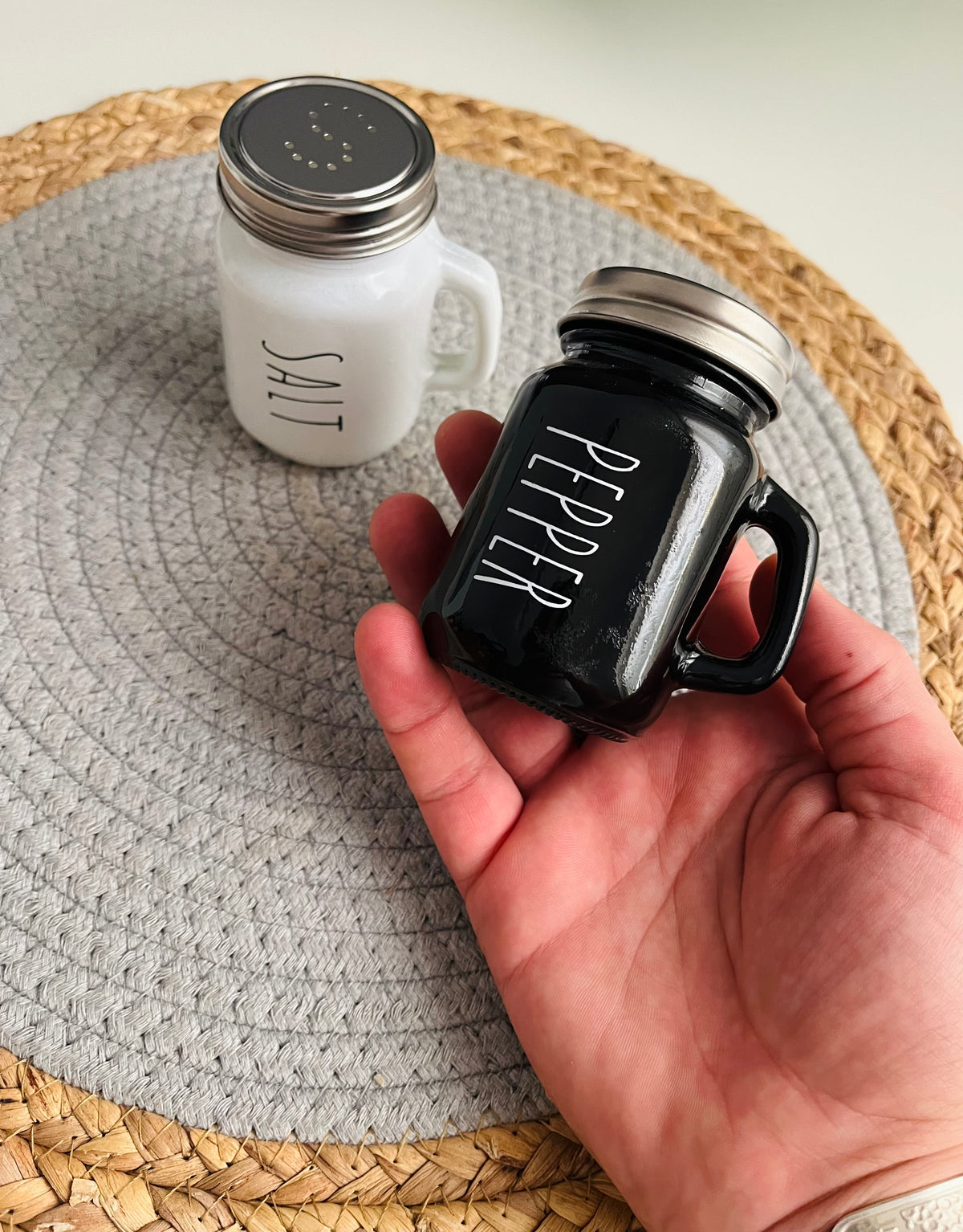 Salt and pepper shakers (codeHM)طقم  2ق ملاحات بيد