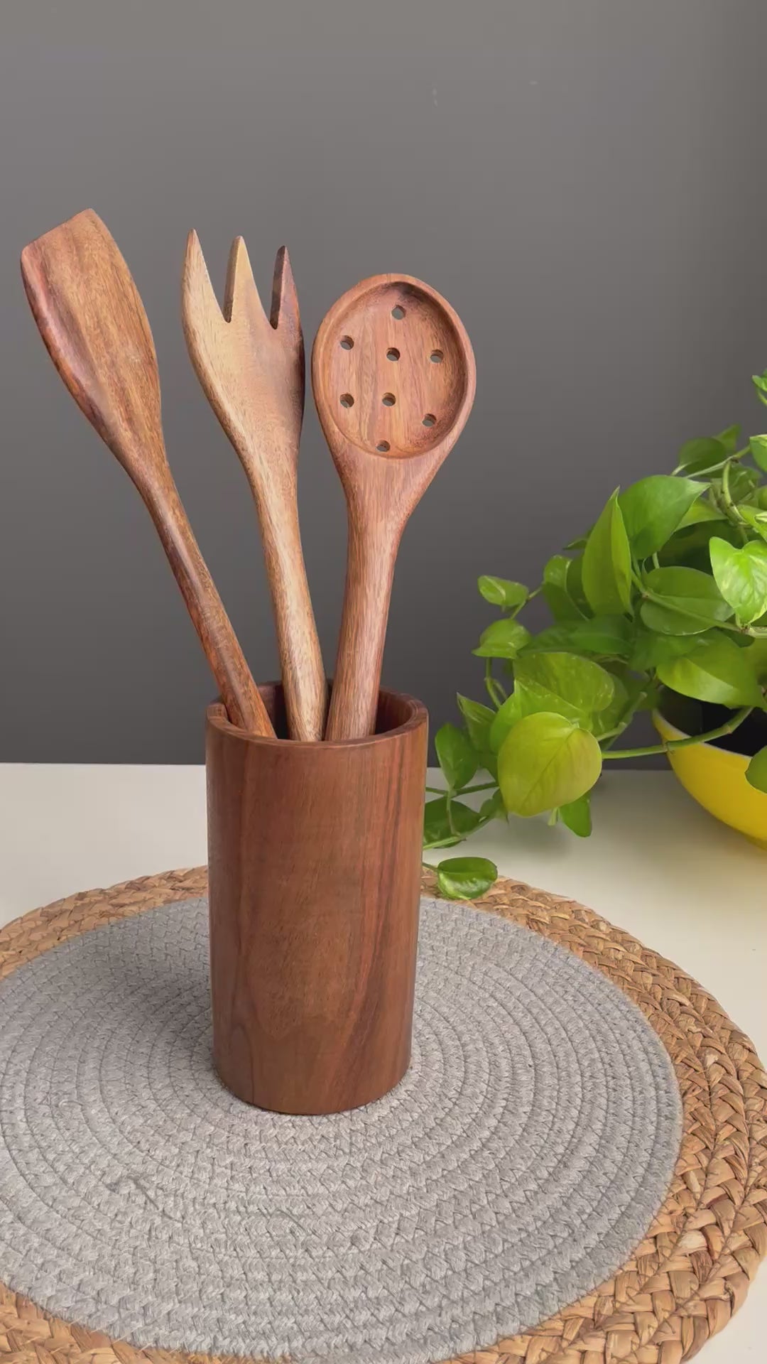 Size large Set of 4p Utensils with wooden holder