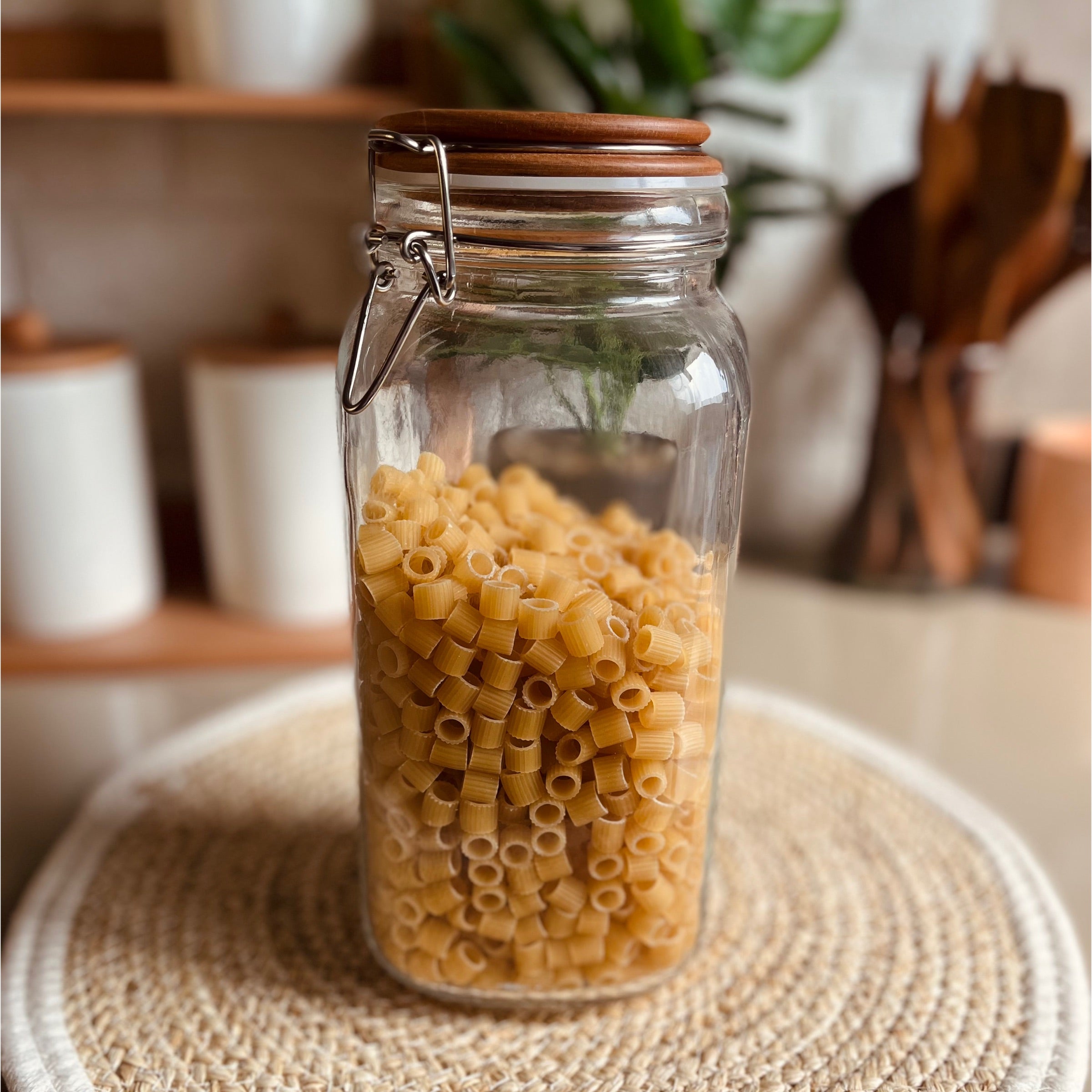 Glass jar with wooden cover 2KG (كلبس غطاء خشب)
