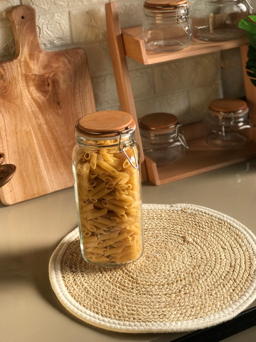 Glass jar with wooden cover 2KG (كلبس غطاء خشب)