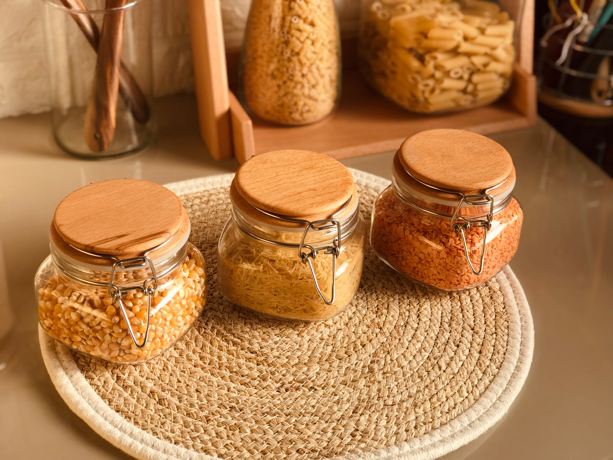 One Glass jar 0.5kg wooden cover (كلبس غطاء خشب)