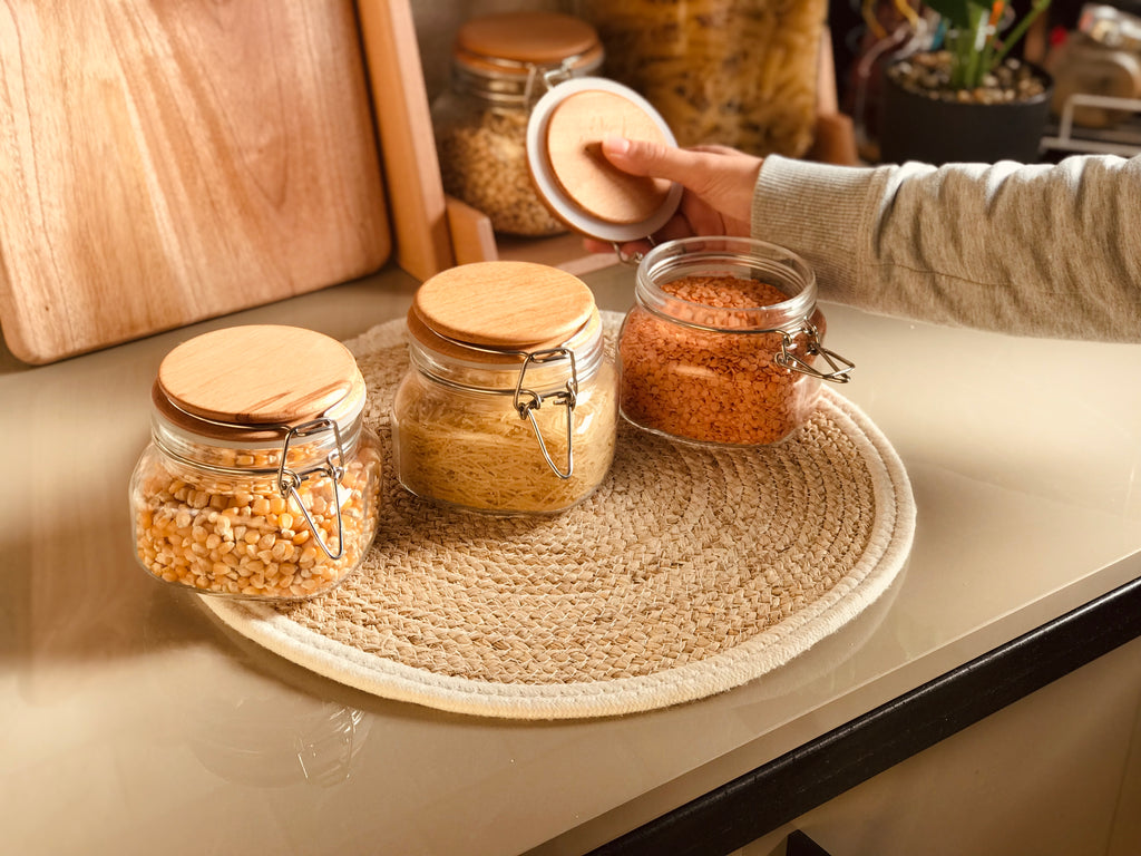One Glass jar 0.5kg wooden cover (كلبس غطاء خشب)