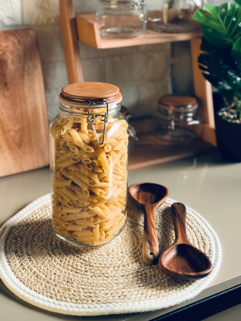 Glass jar with wooden cover 2KG (كلبس غطاء خشب)