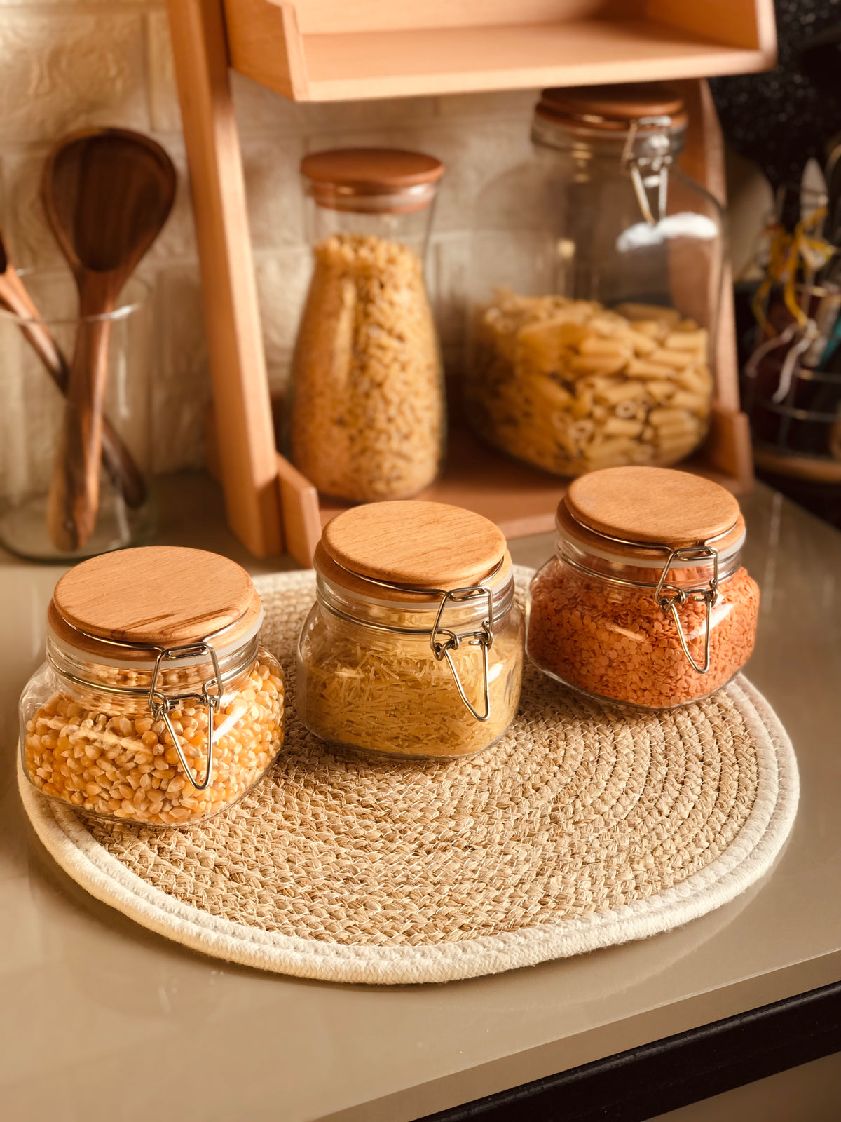 One Glass jar 0.5kg wooden cover (كلبس غطاء خشب)